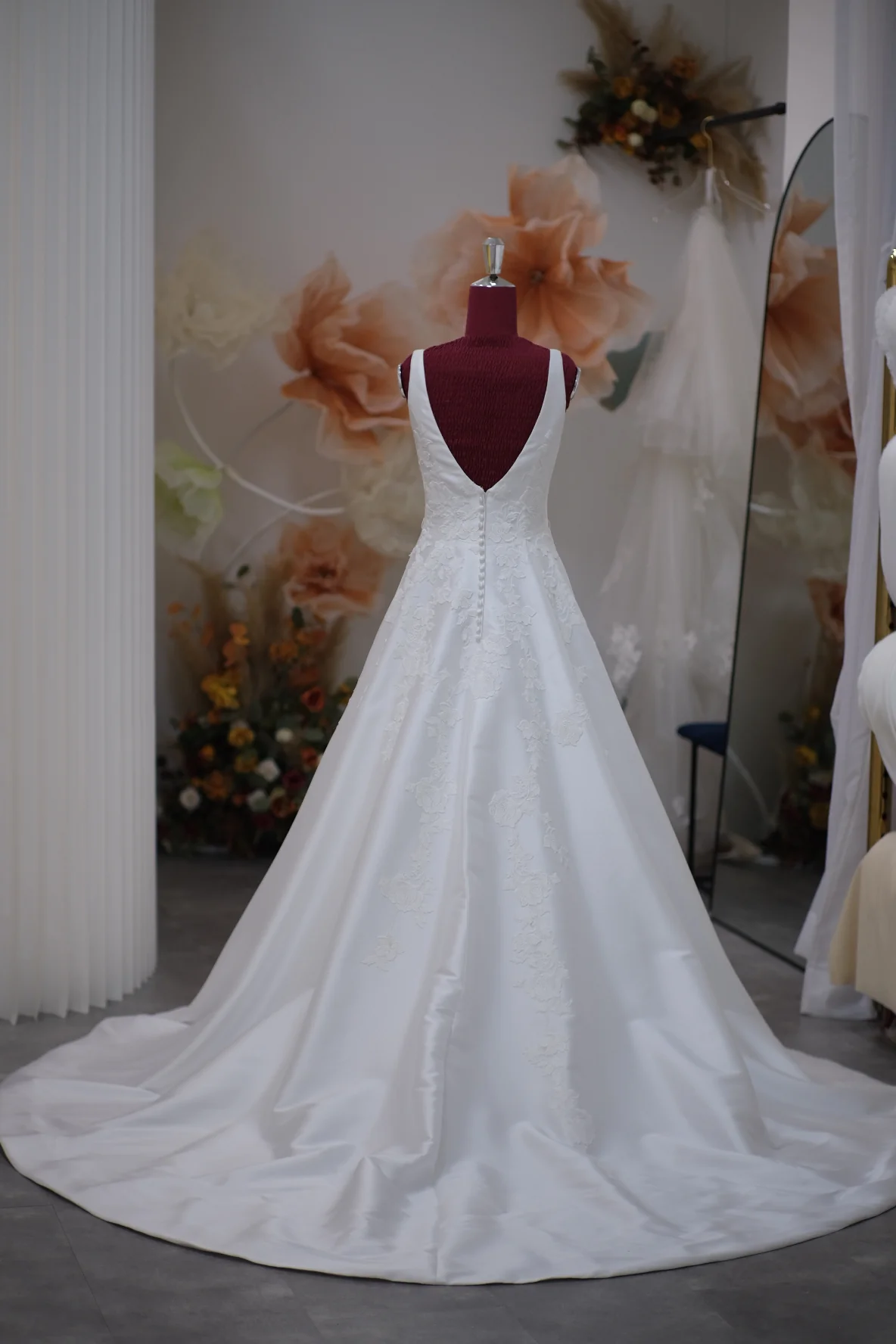 Luxury Half Lace Wedding Gown Size L | Ready-to-Wear - Image 3