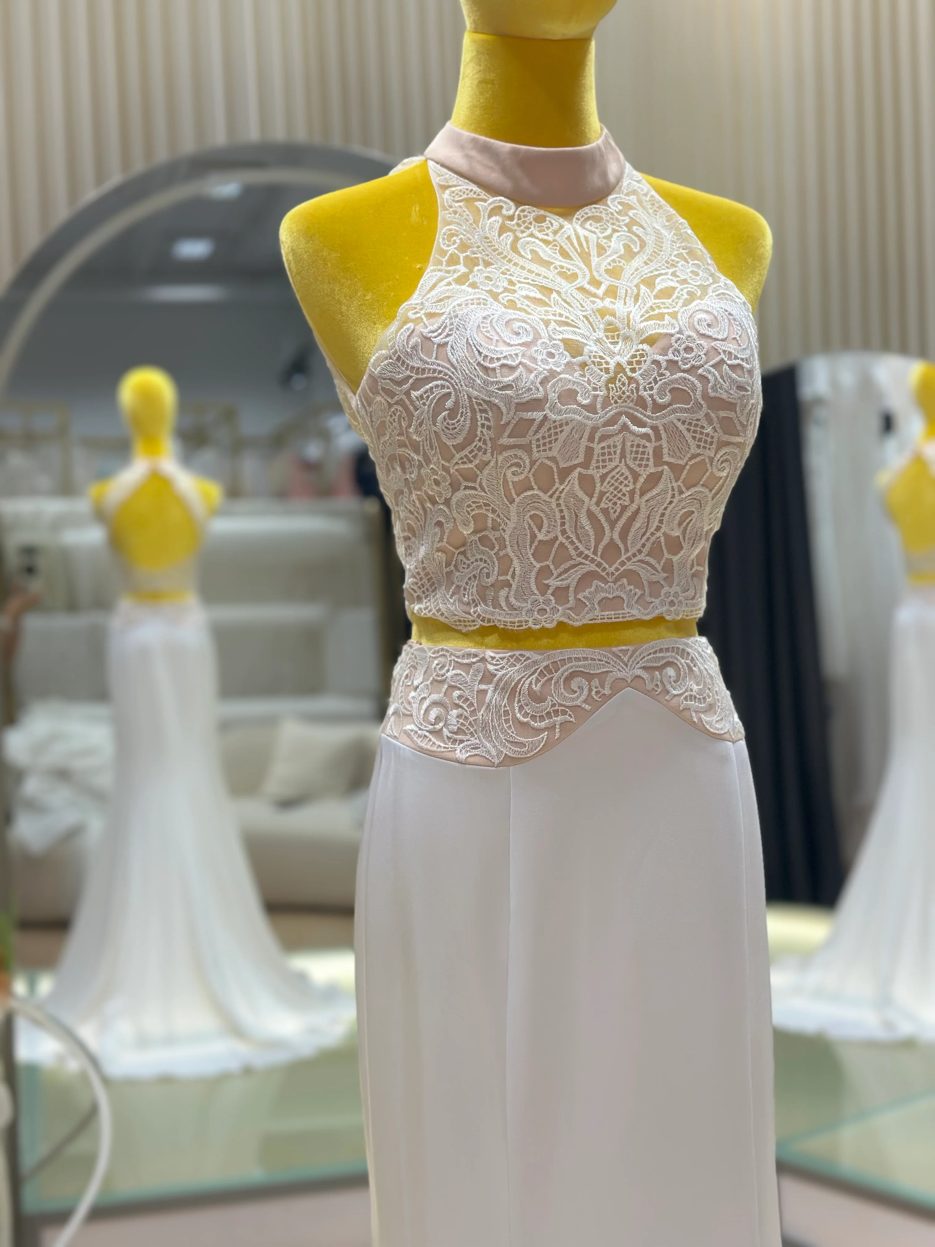 Premium Half Lace Wedding Gown Size M Bust 84 | Ready-to-Wear - Image 4