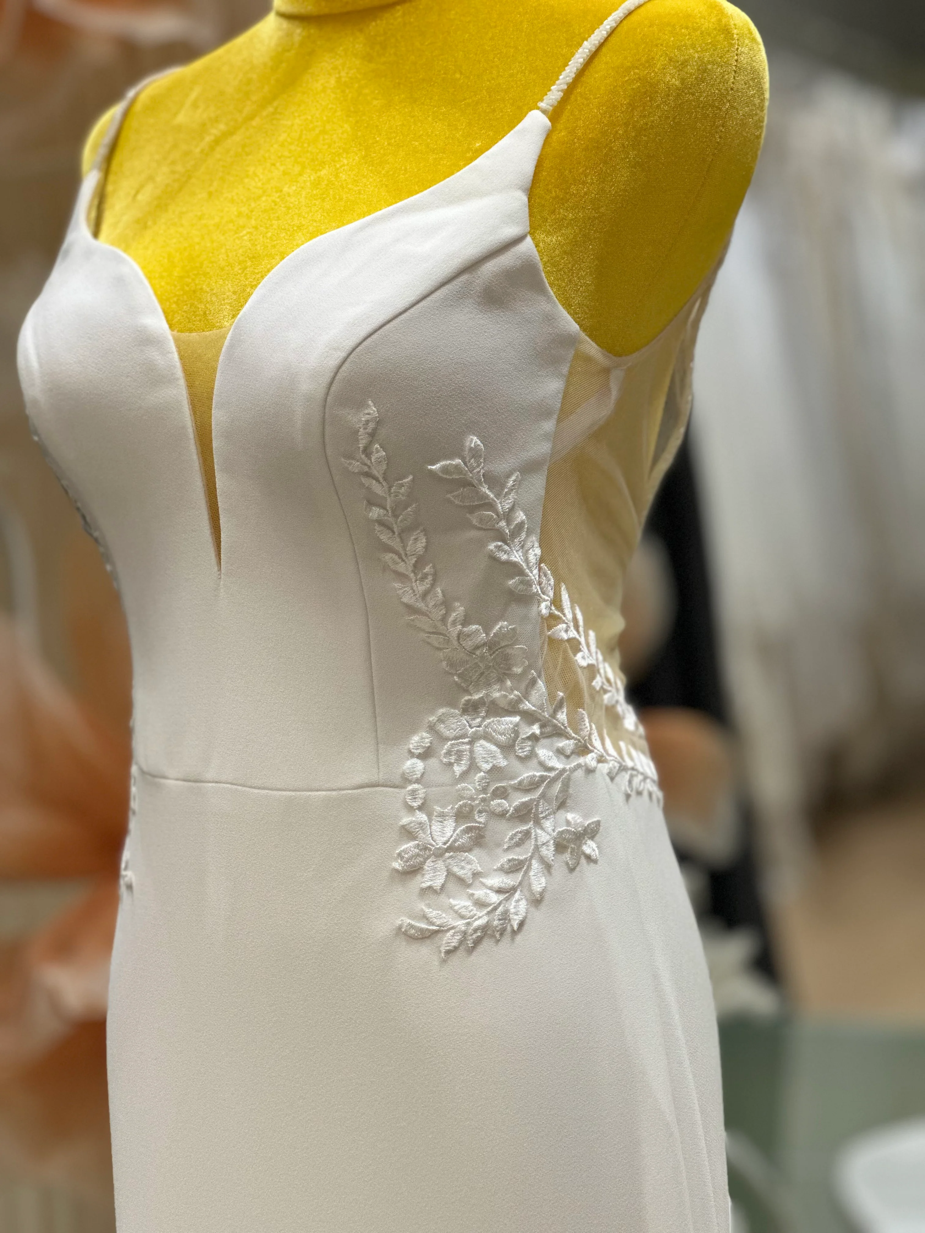 Lux Half Lace Wedding Gown Size L Bust 86 | Ready-to-Wear - Image 7