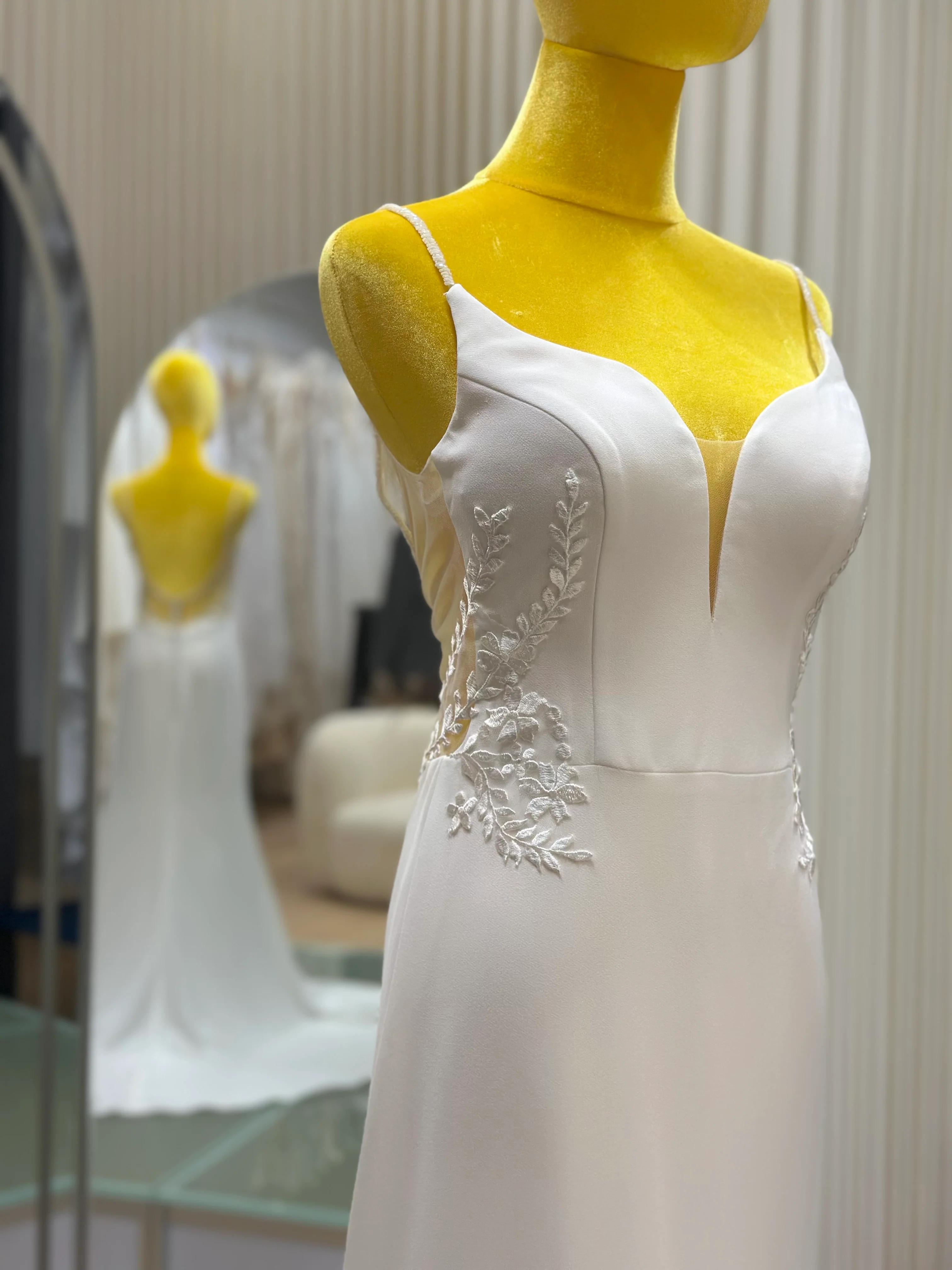 Lux Half Lace Wedding Gown Size L Bust 86 | Ready-to-Wear - Image 8