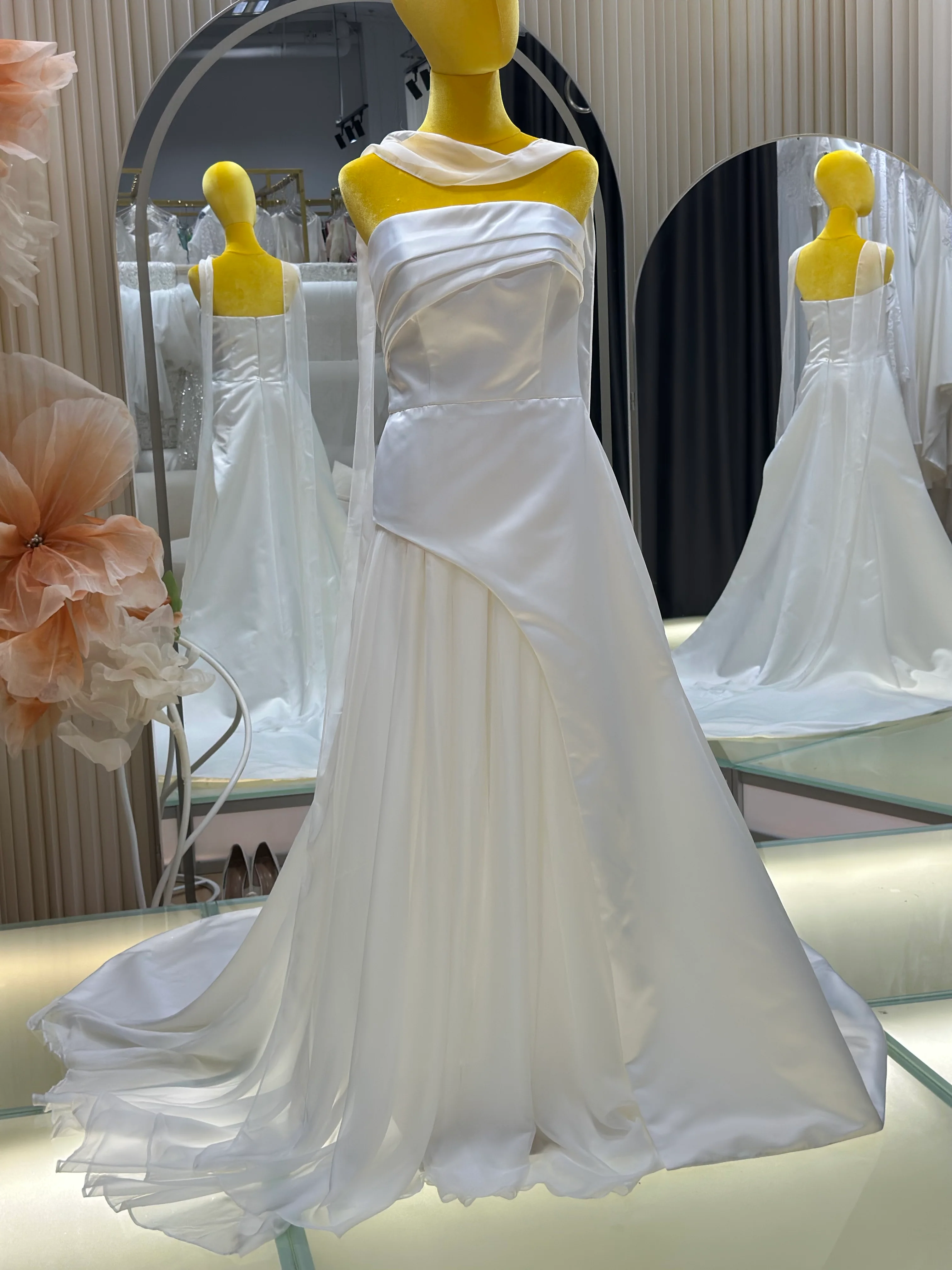 Premium Pleated Plain Wedding Gown Size XL | Ready-to-Wear - Image 3