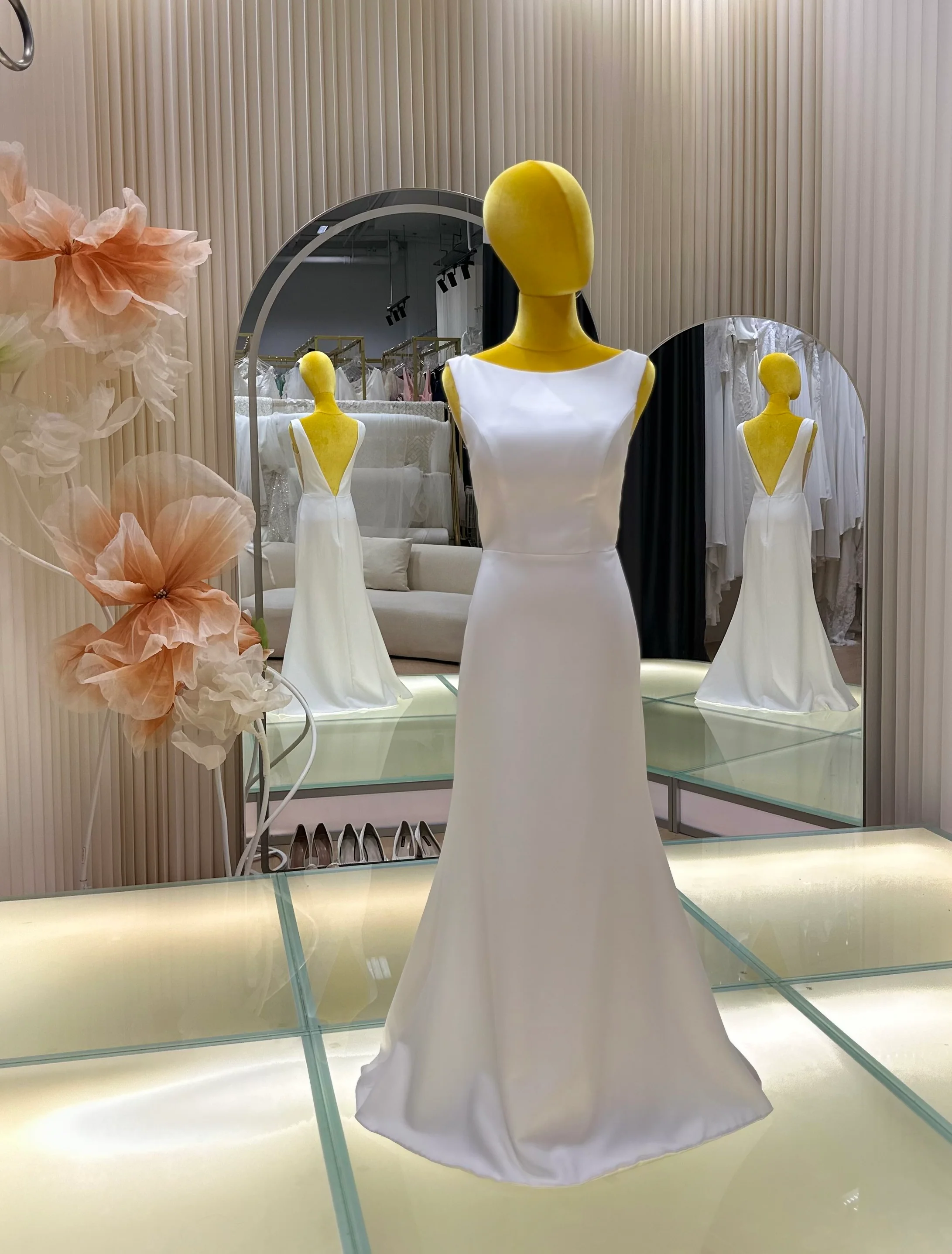 Pleated Plain Wedding Gown Size. L Bust 89| Ready-to-Wear - Image 2