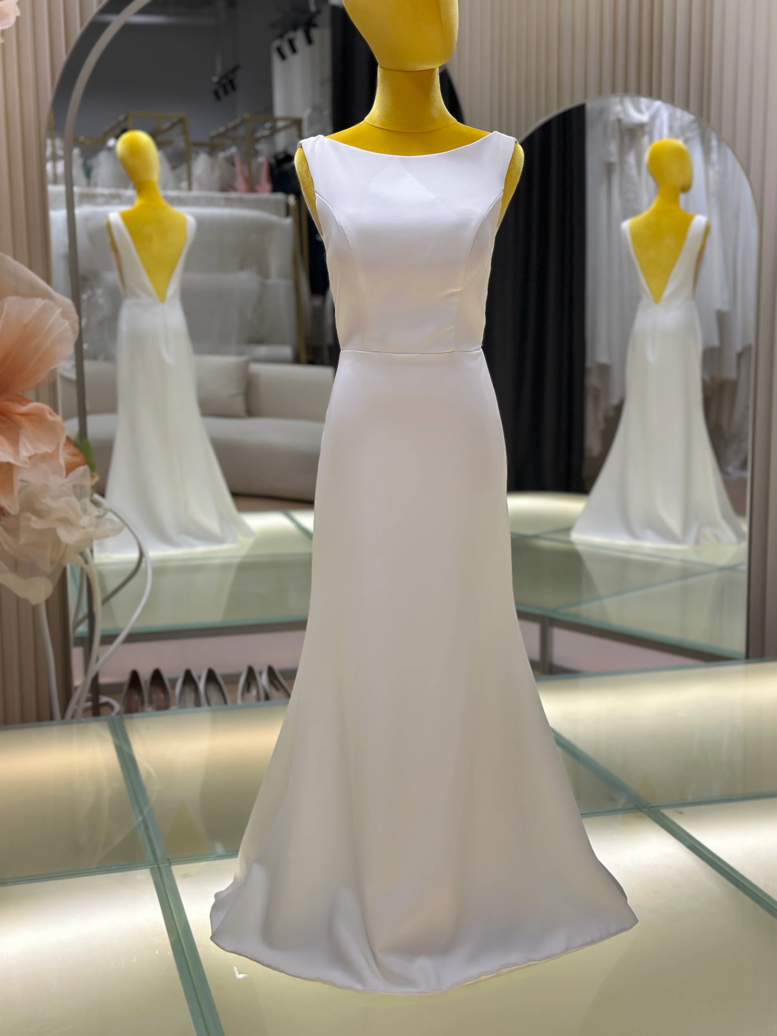 Pleated Plain Wedding Gown Size. L Bust 89| Ready-to-Wear - Image 3