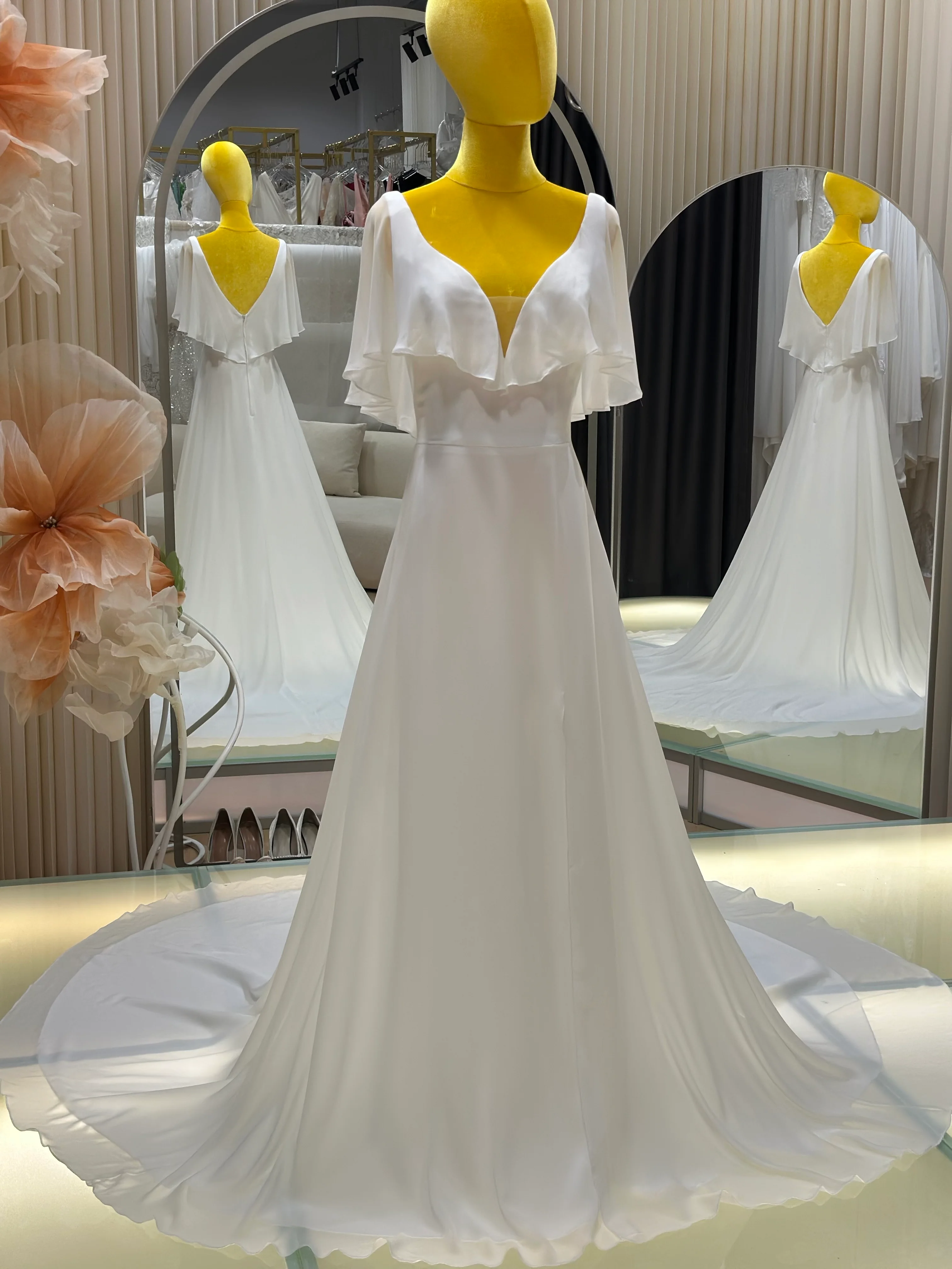 Pleated Plain Wedding Gown Size M. Bust 84 |Ready-to-Wear - Image 3