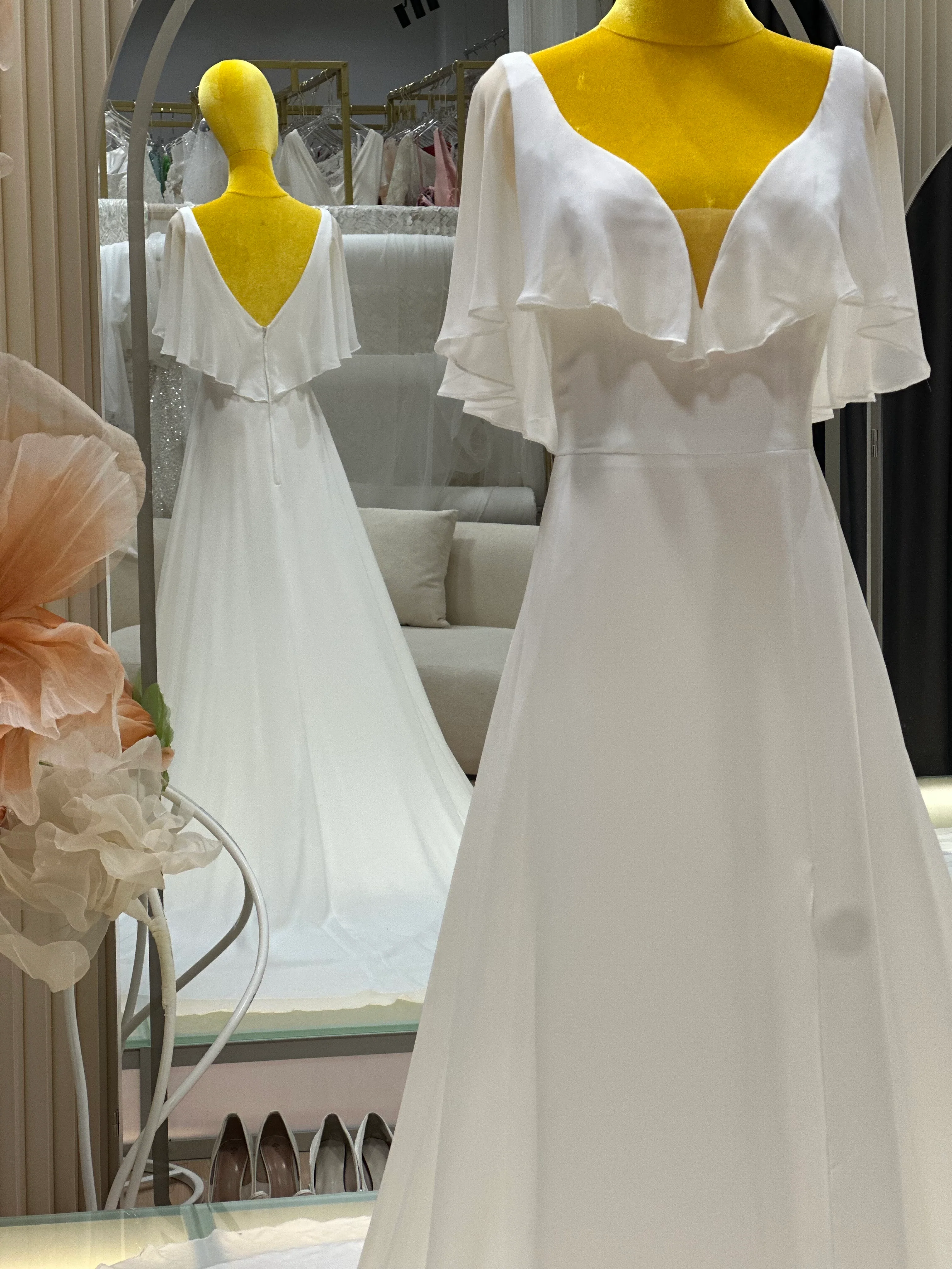 Pleated Plain Wedding Gown Size M. Bust 84 |Ready-to-Wear - Image 5