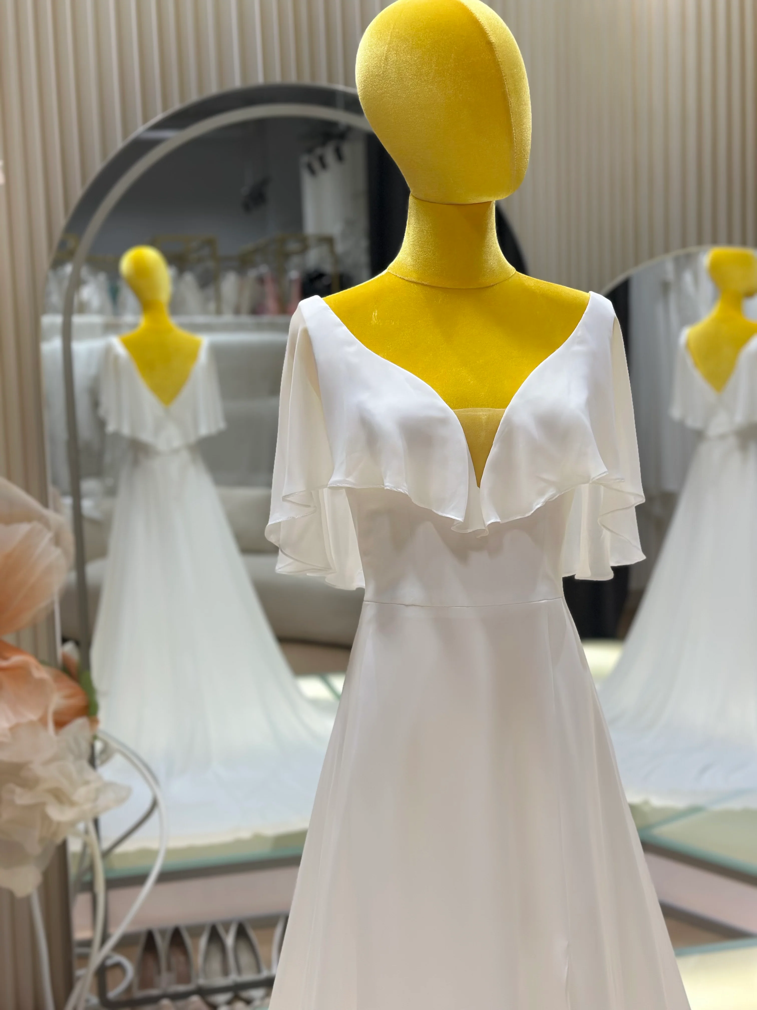 Pleated Plain Wedding Gown Size M. Bust 84 |Ready-to-Wear - Image 7
