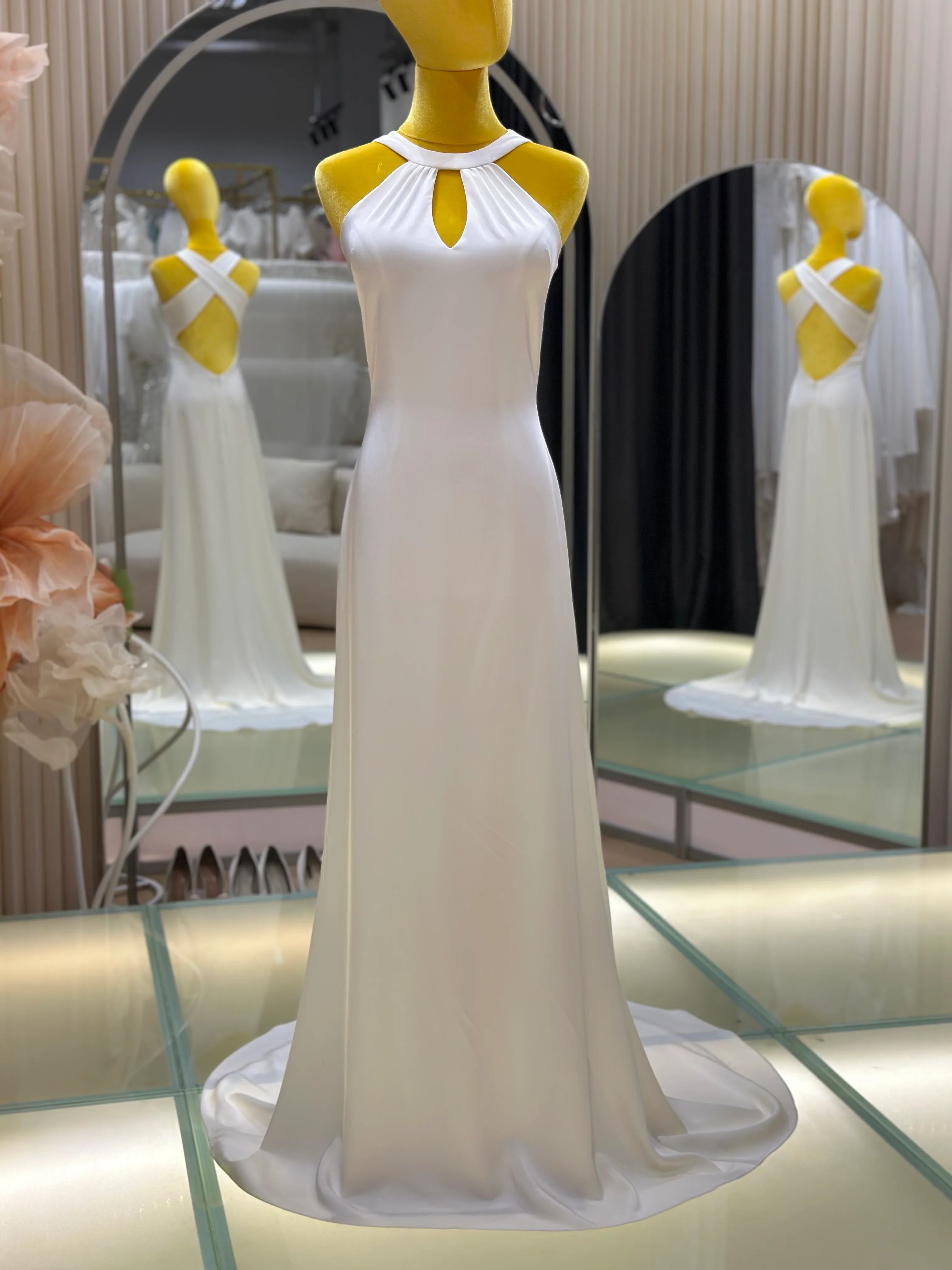 Pleated Plain Wedding Gown Size M Bust 85 | Ready-to-Wear - Image 3