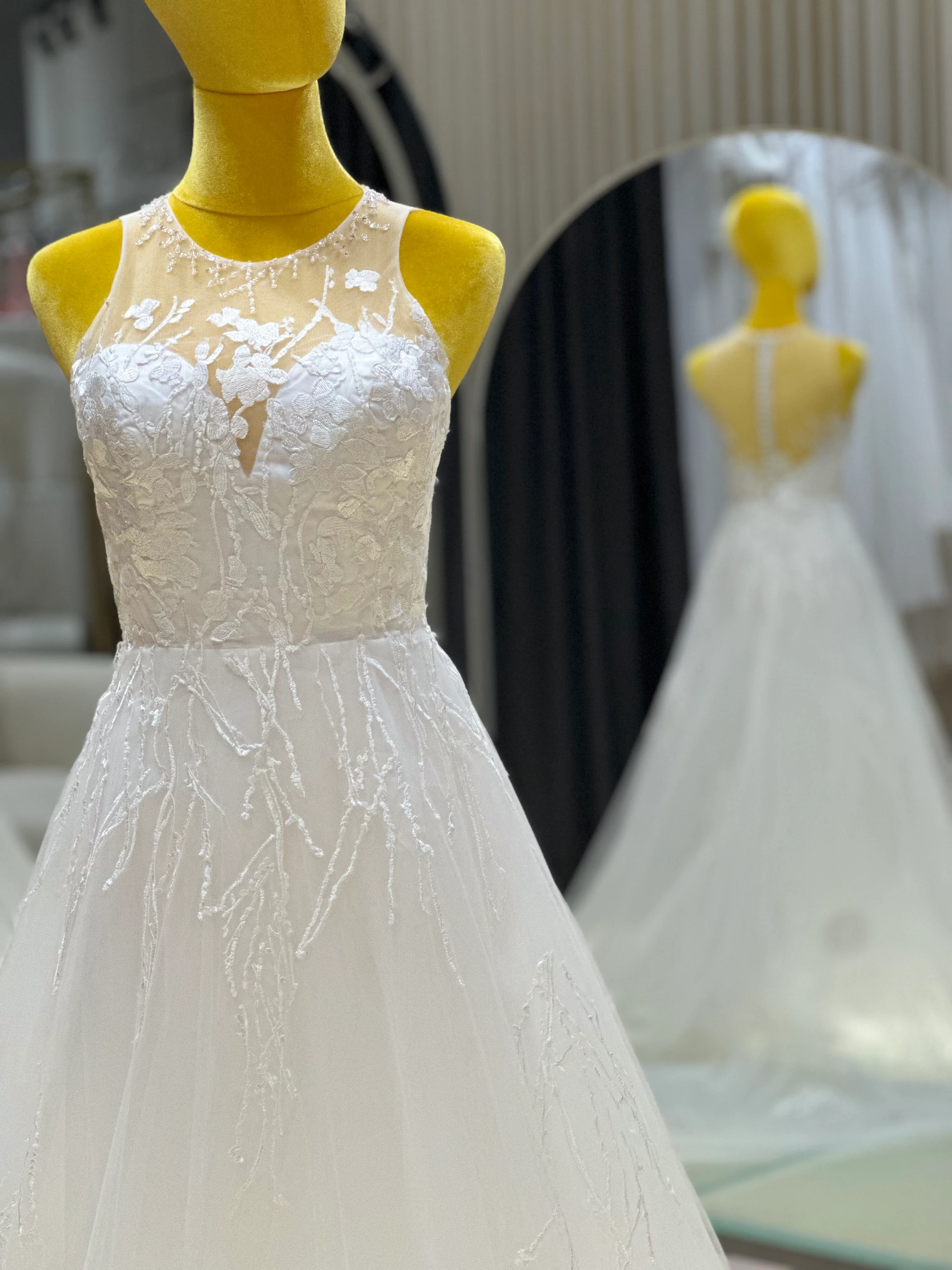 Premium Beaded Full Lace Wedding Gown Size. M |Ready-to-Wear - Image 7
