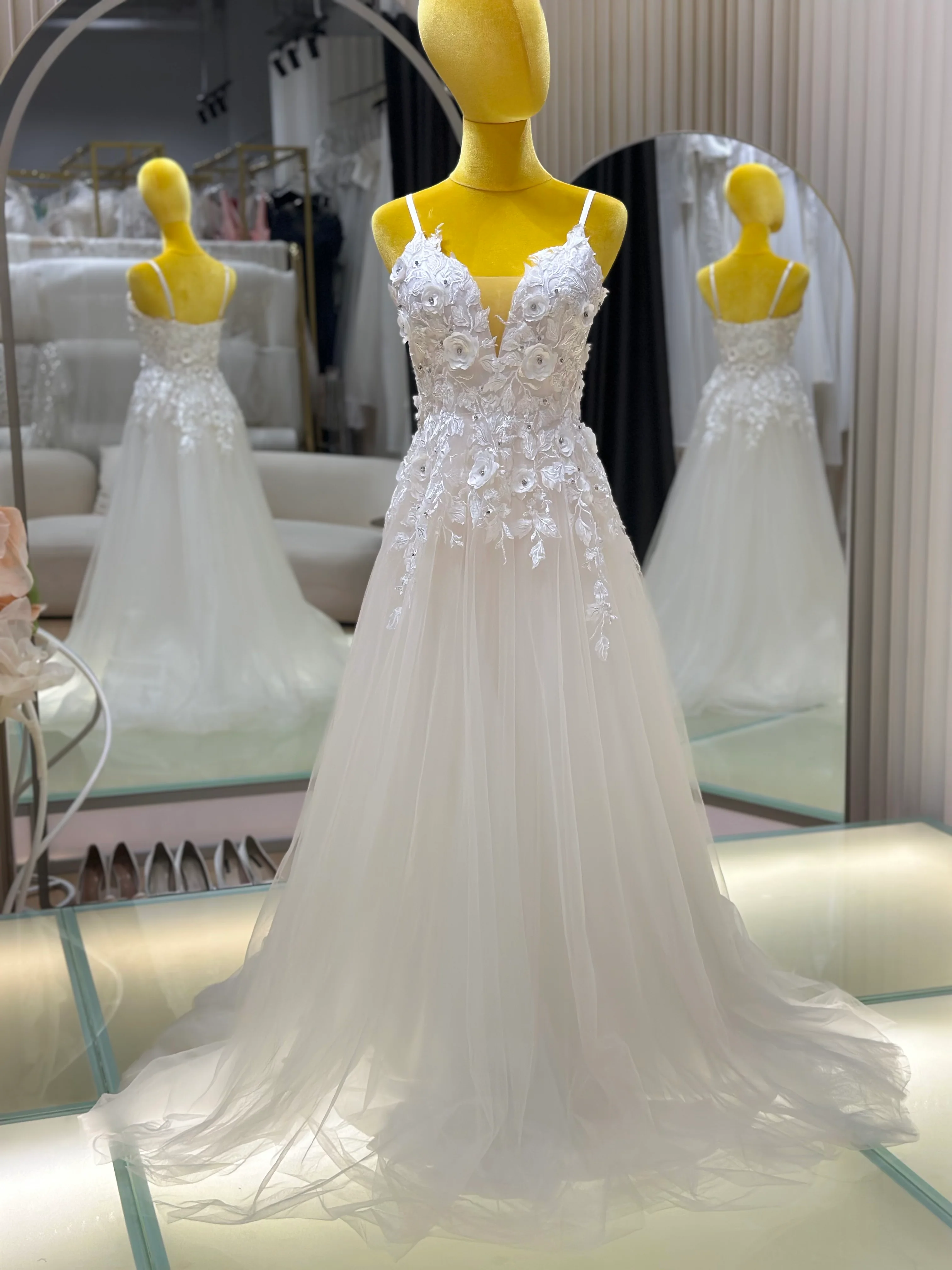 Beaded Half-Lace Wedding Gown. SizeM Bust 85 | Ready-to-Wear - Image 3