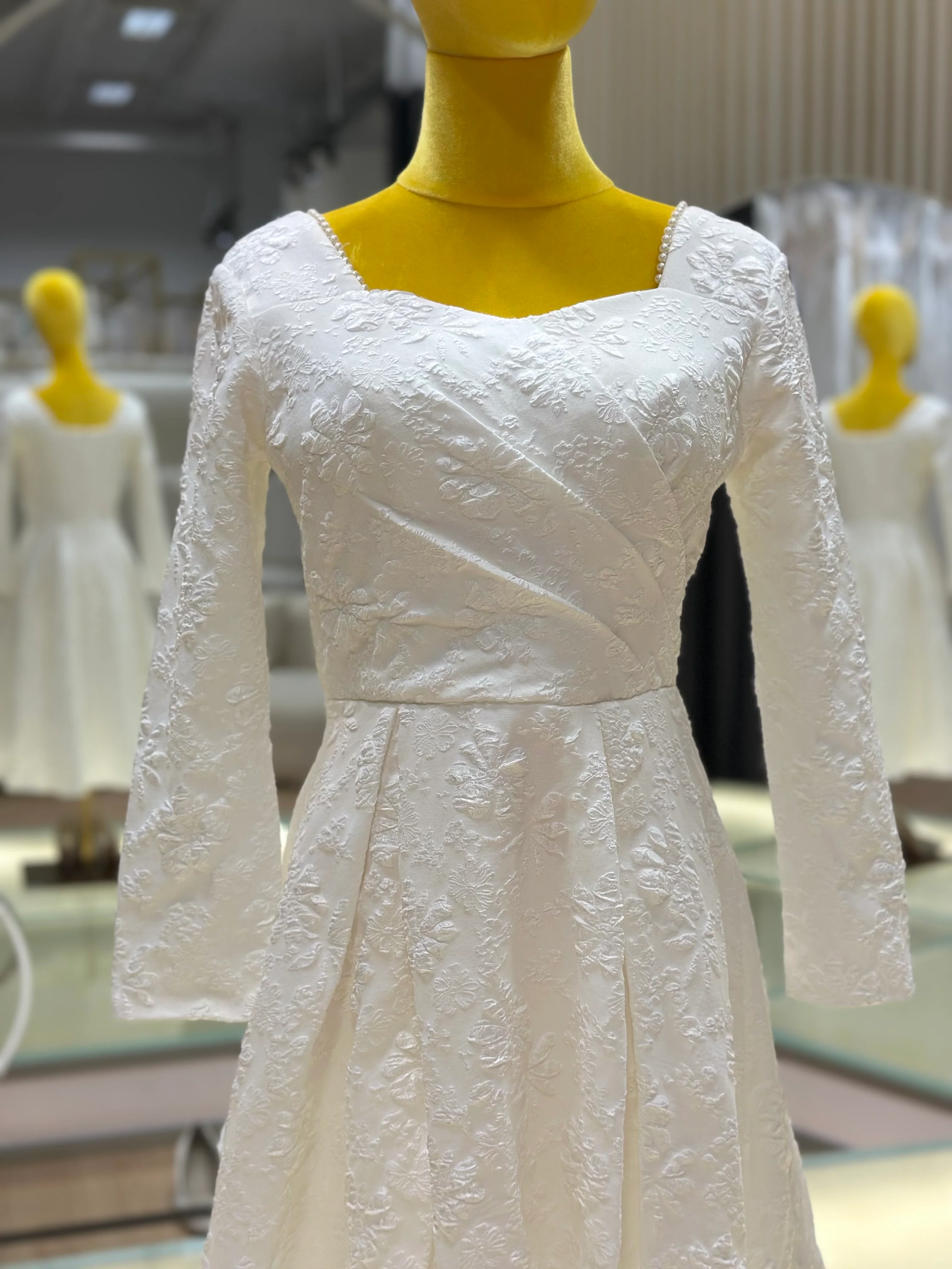 White High-End Luxury Banquet Wedding Gown | Ready-to-Wear - Image 5