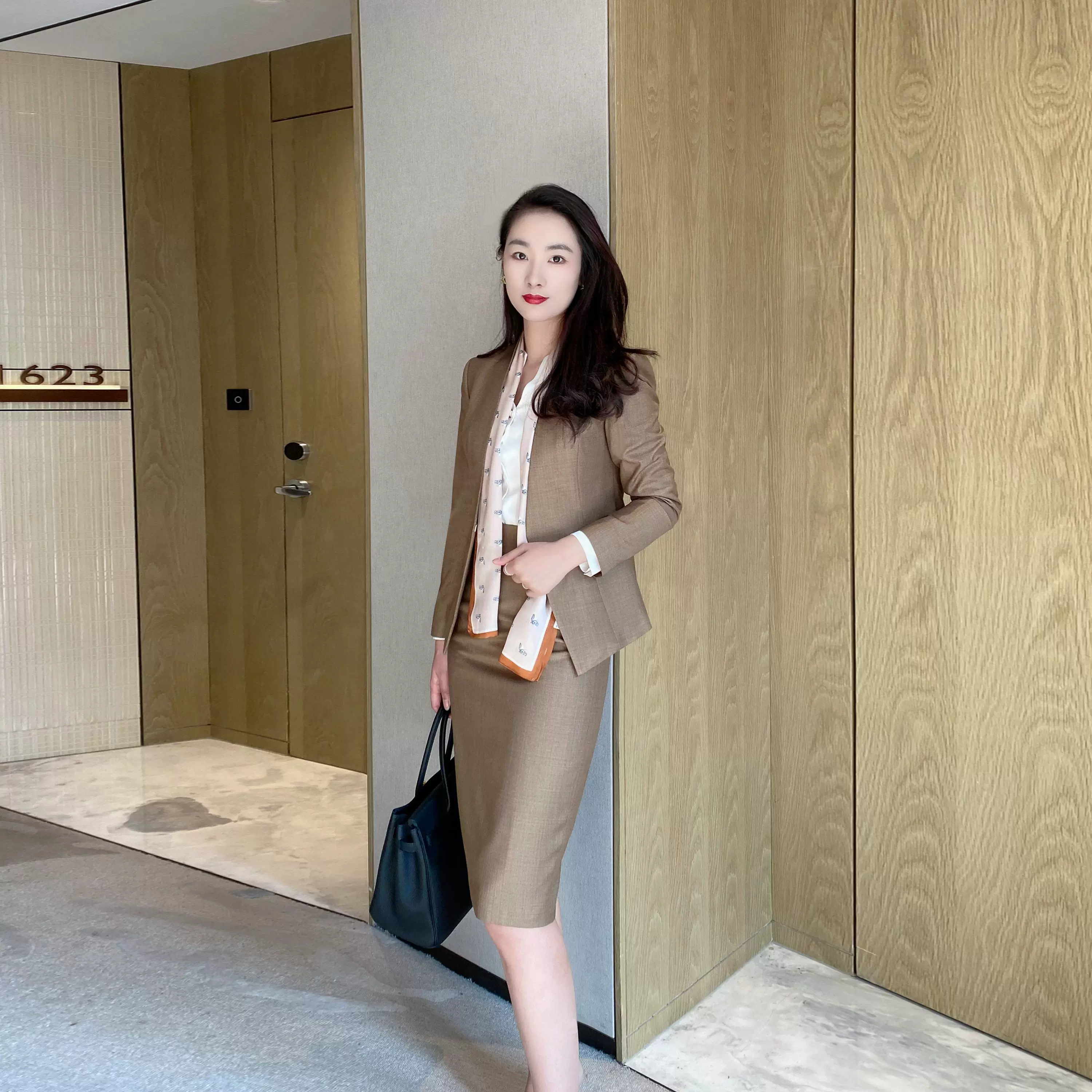 Elegant Autumn Coffee-Colored Classic Women's Suit with Fitted Skirt - Image 5