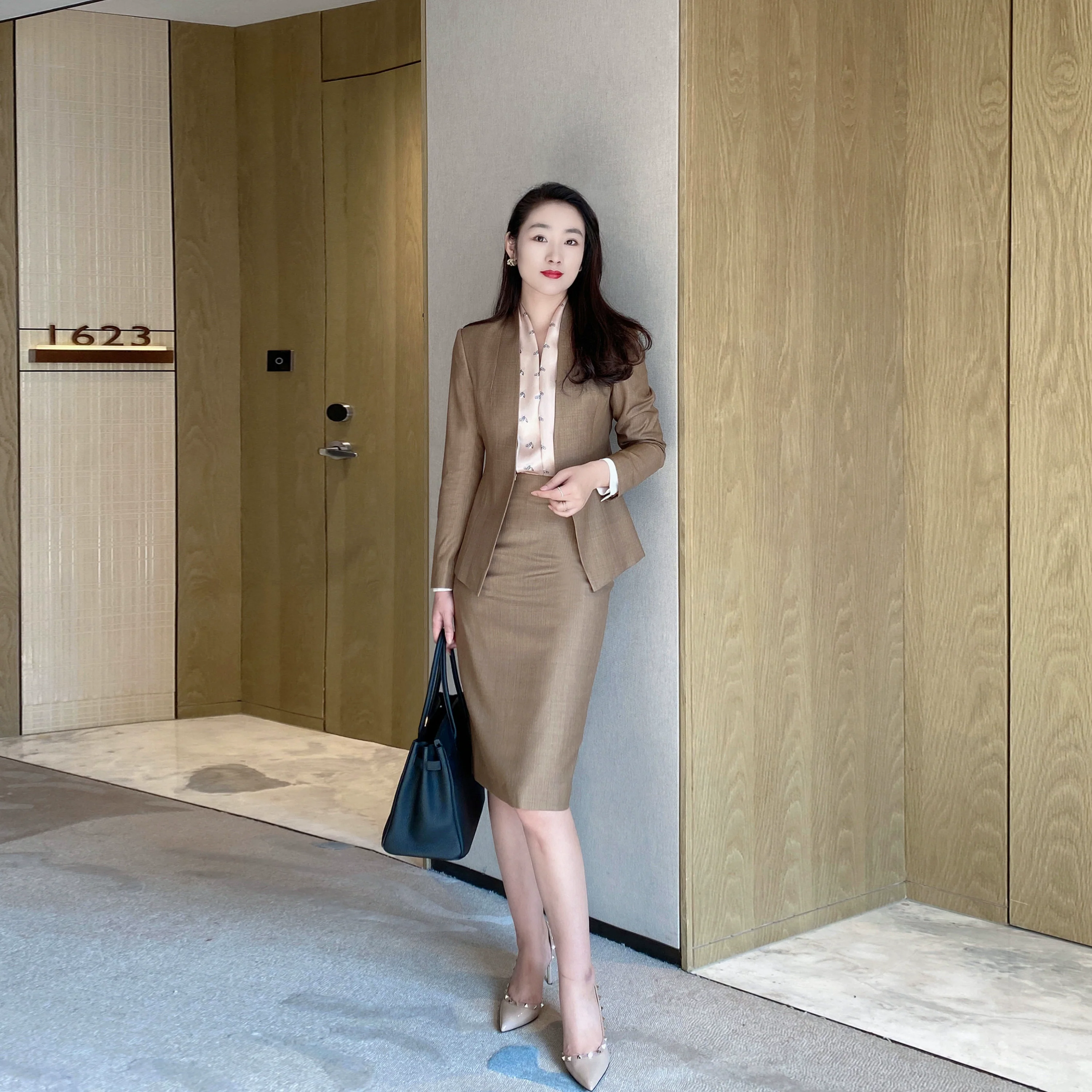 Elegant Autumn Coffee-Colored Classic Women's Suit with Fitted Skirt - Image 6