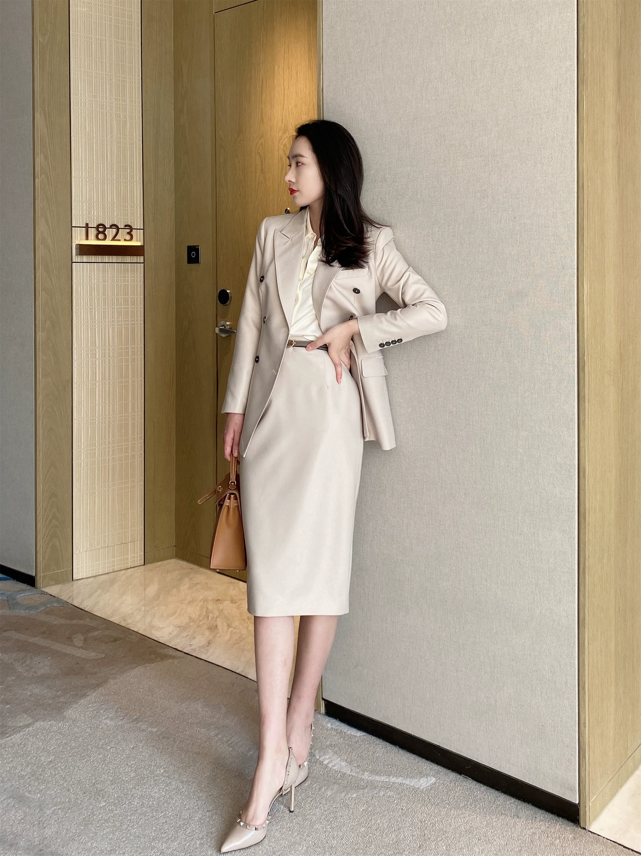 Elegant Autumn White Slim-Fit Jacket & Hip-Accented Skirt Set - Image 4