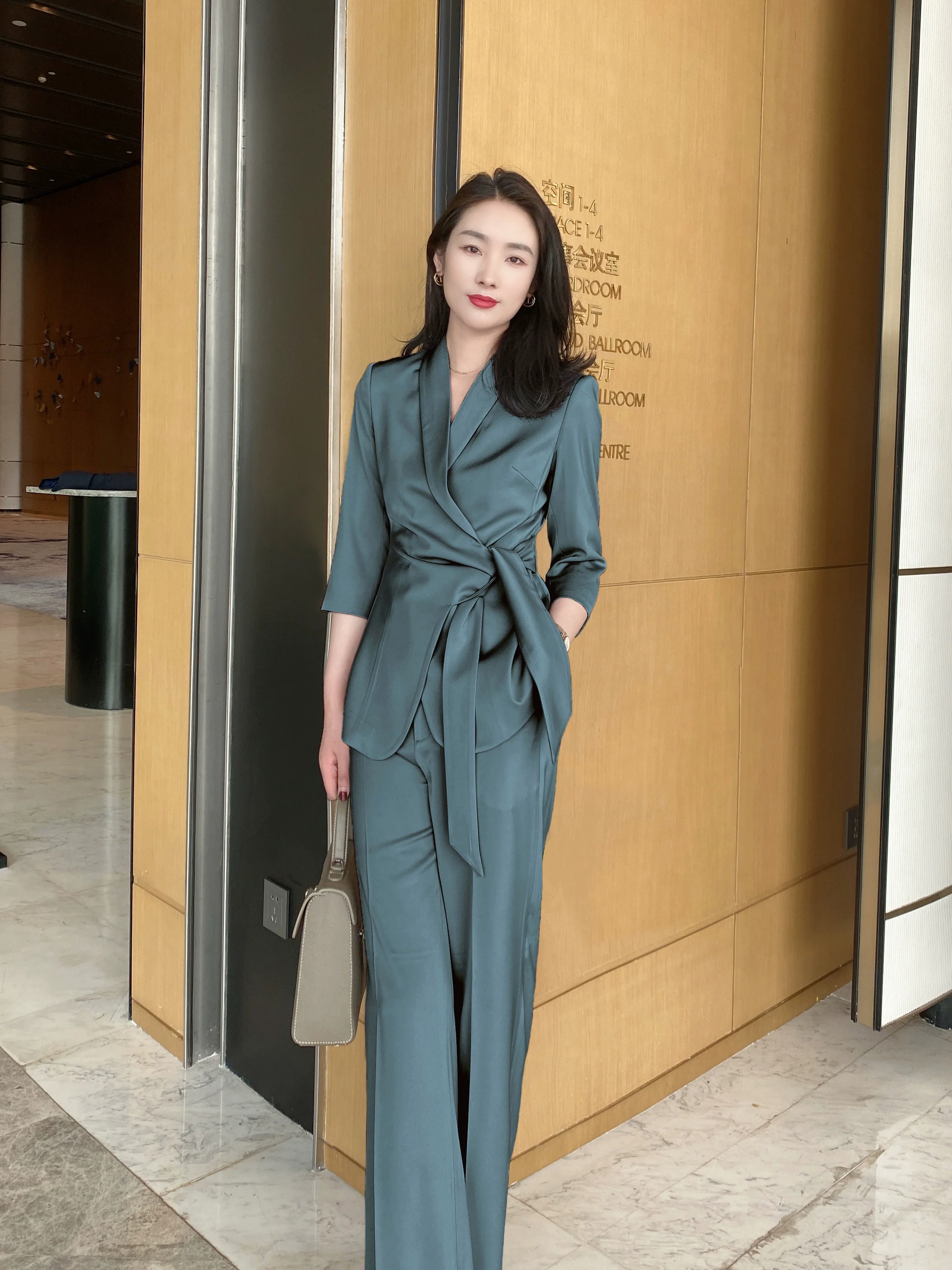 Elegant Green Fitted Classic Suit with Brace and Trousers - Image 2