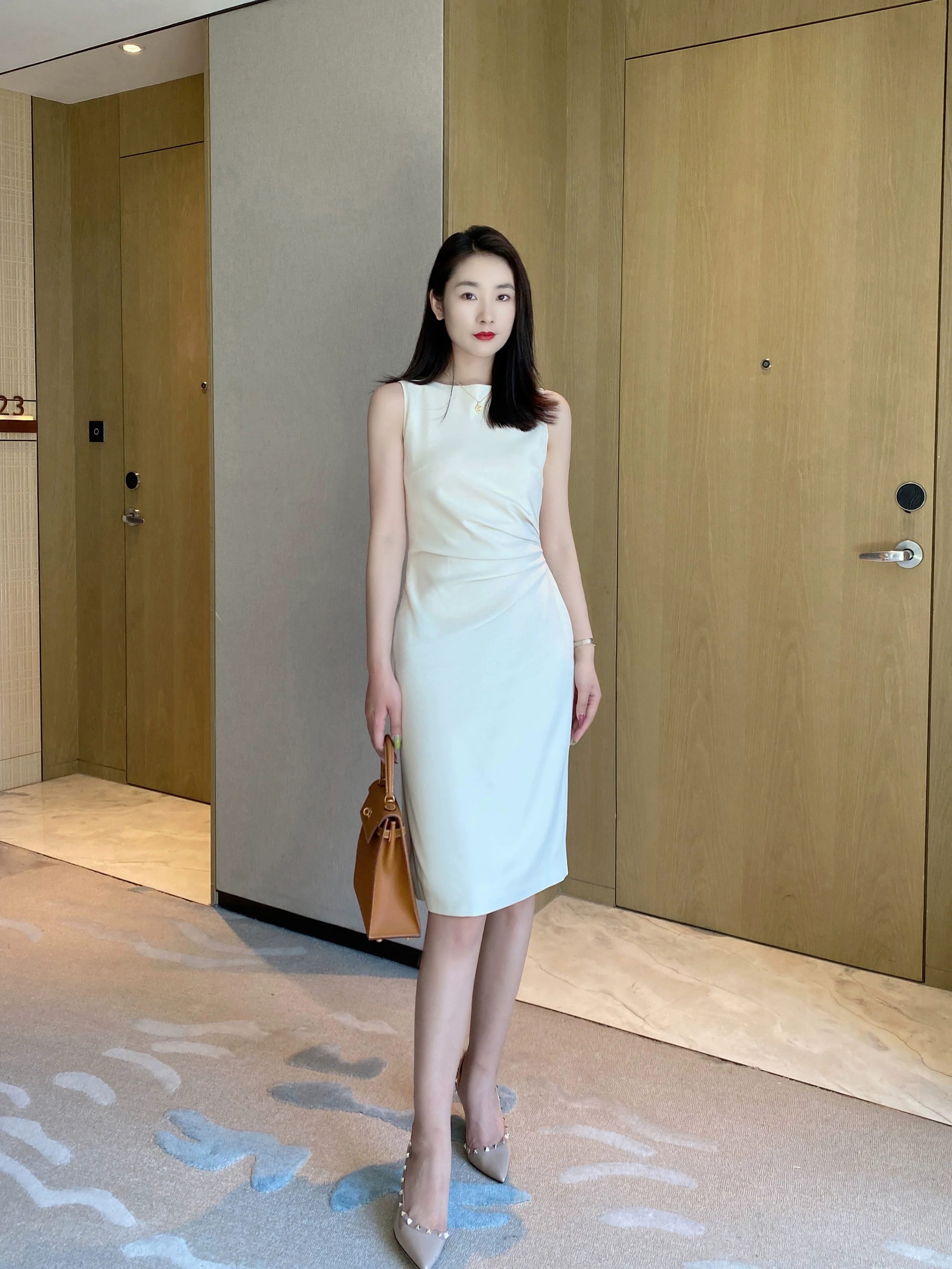 Elegant Off-White Summer Fitted Midi Dress with Hip Detail - Image 5