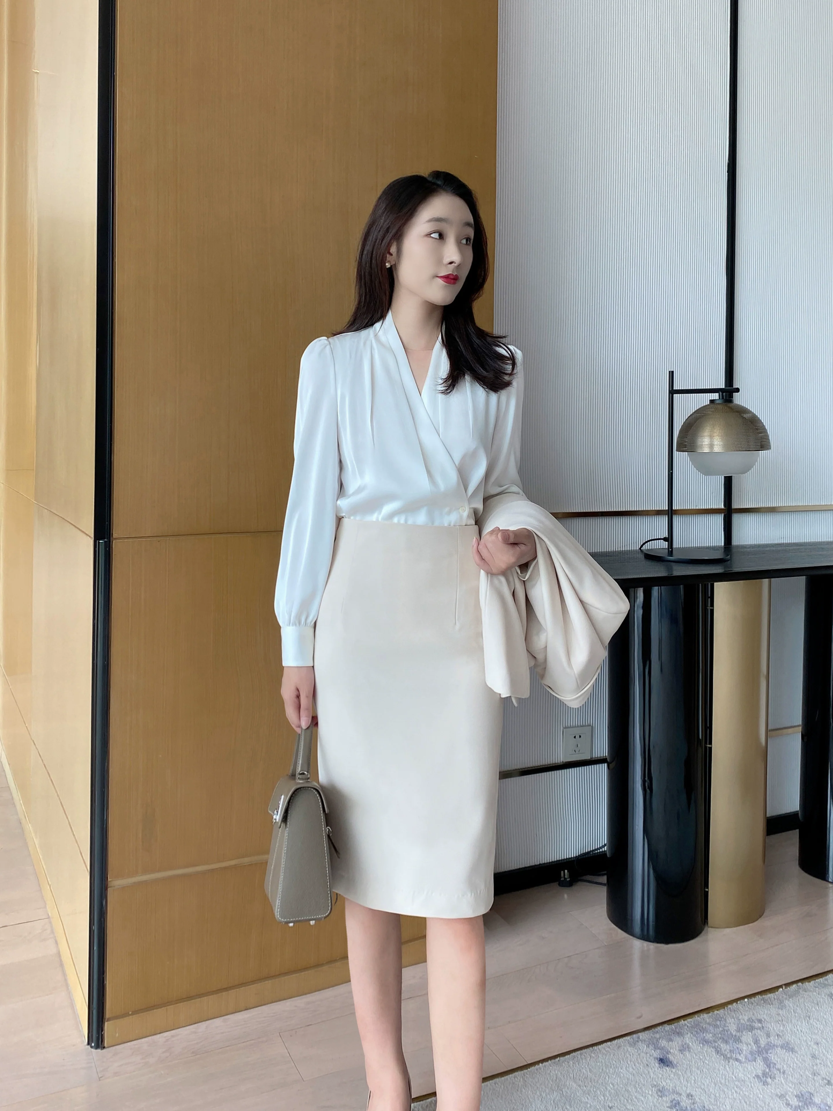 Elegant Off-White Women's Suit Jacket with A-Line Skirt - Image 4