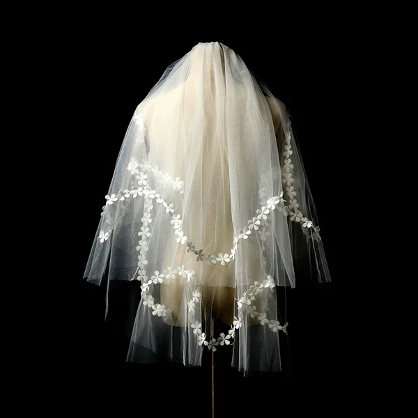 Elegant Wedding Veil Hair Accessory - Image 3