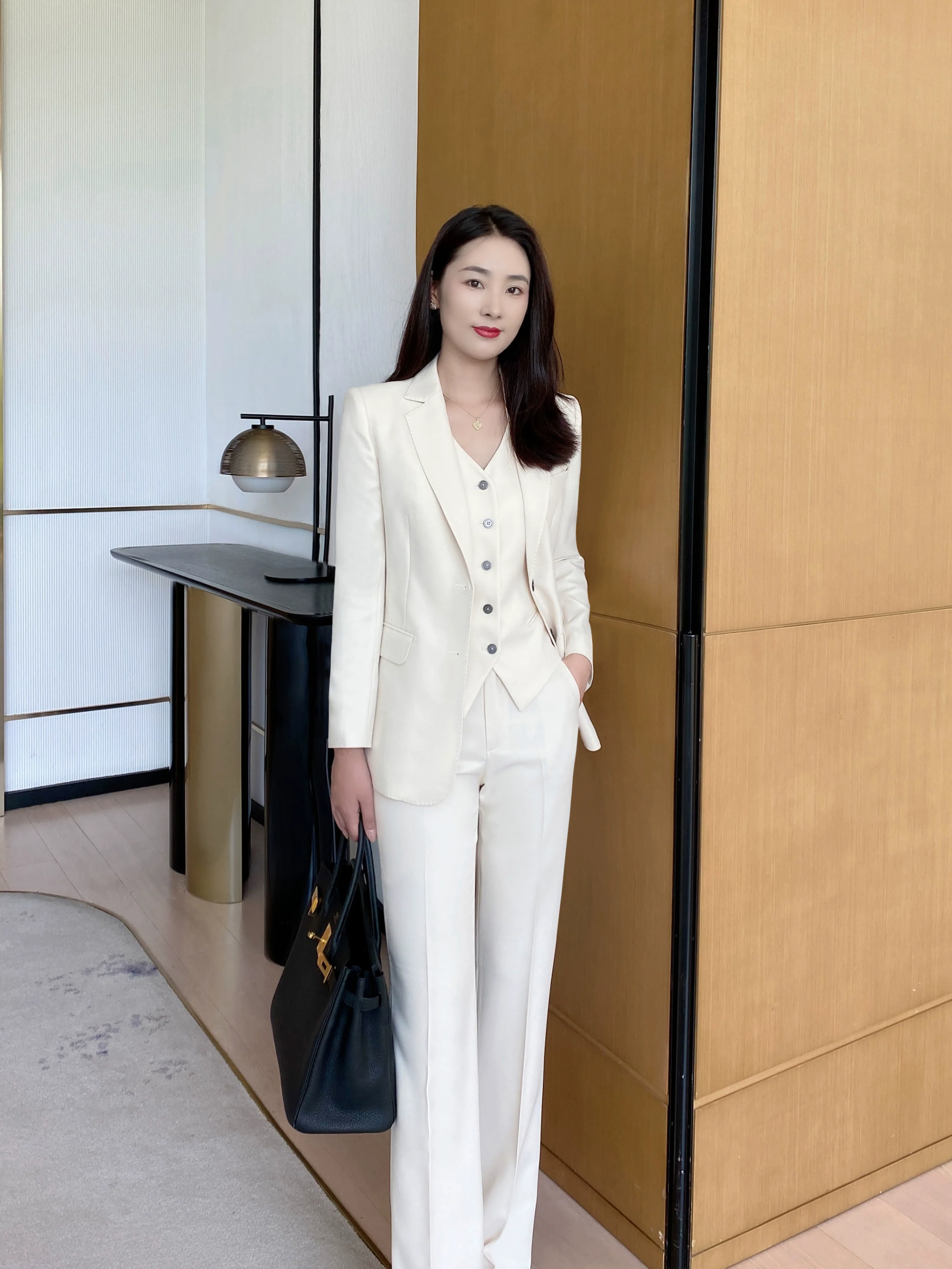 Elegant White Fitted Classic Suit Set for Women - Image 2