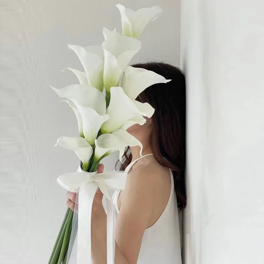 Elegant White Phalaenopsis Calla Lily Bouquet for Wedding Photos - Image 3
