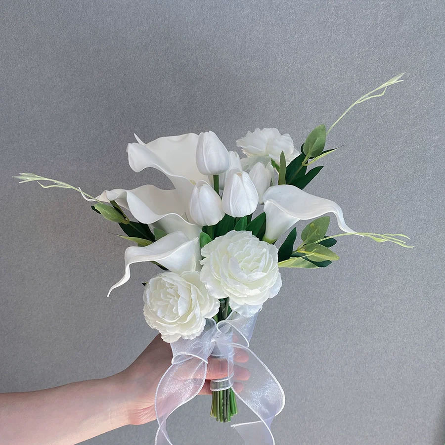 Elegant White Phalaenopsis Calla Lily Bouquet for Wedding Photos - Image 5
