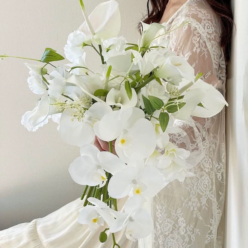 Elegant White Phalaenopsis Calla Lily Bouquet for Wedding Photos - Image 9