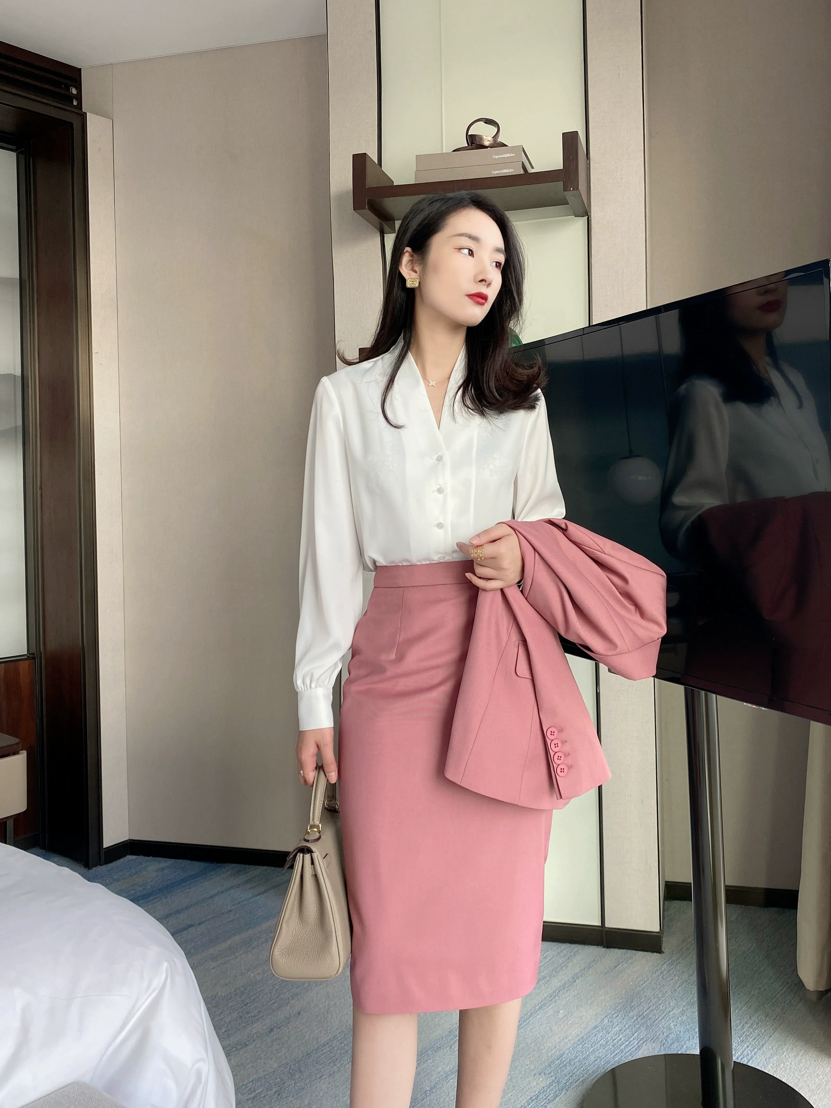 Elegant White V-Neck Loose Fit Summer Shirt for Women - Image 3