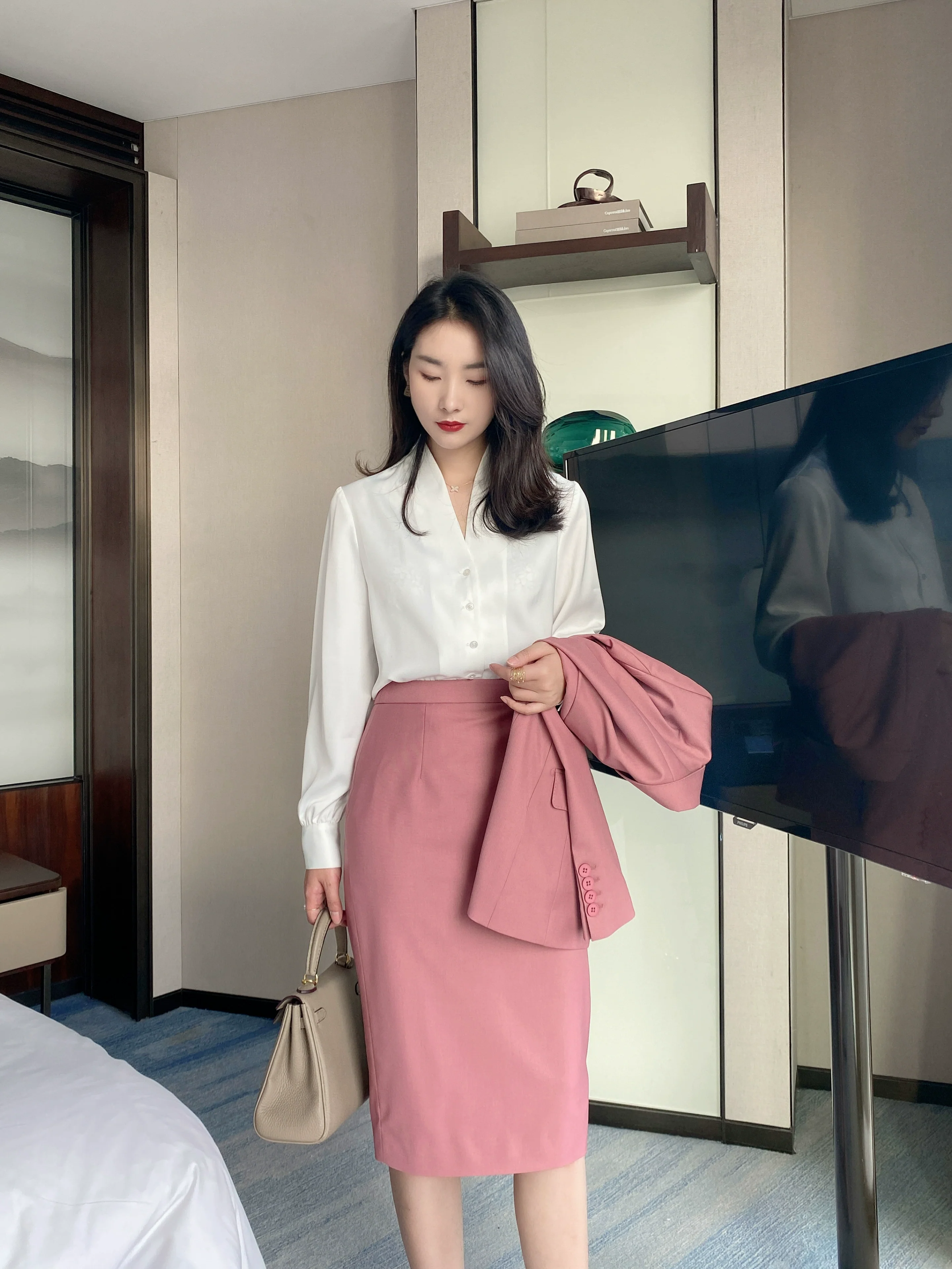 Elegant White V-Neck Loose Fit Summer Shirt for Women - Image 5