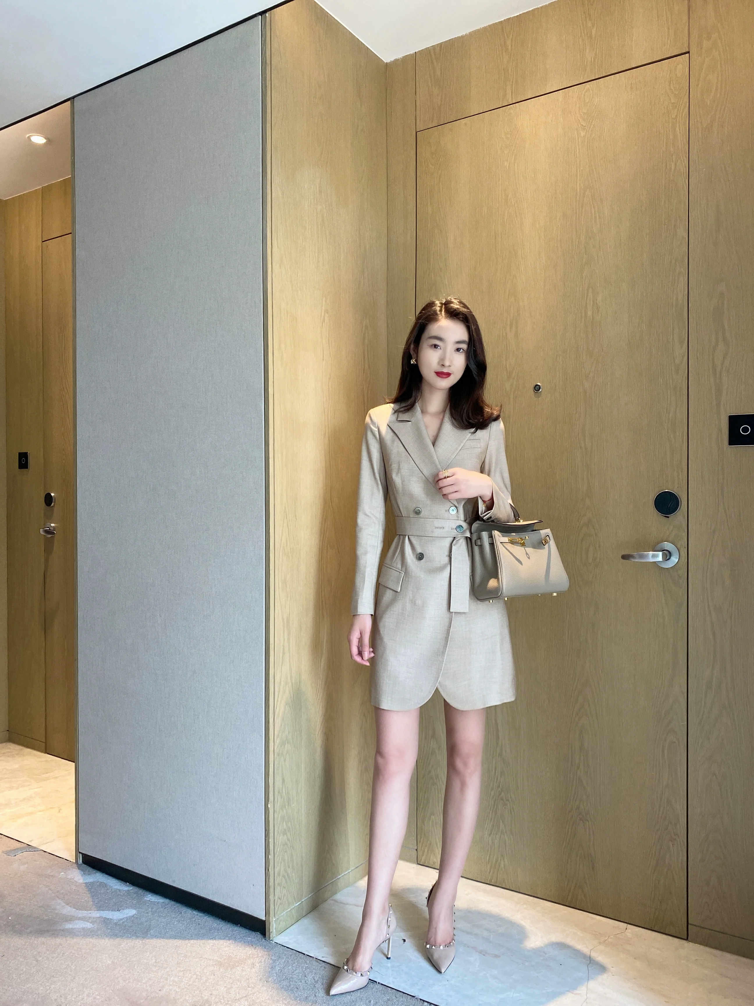 Light Brown Summer Suit with Fitted Skirt and Brace - Image 5