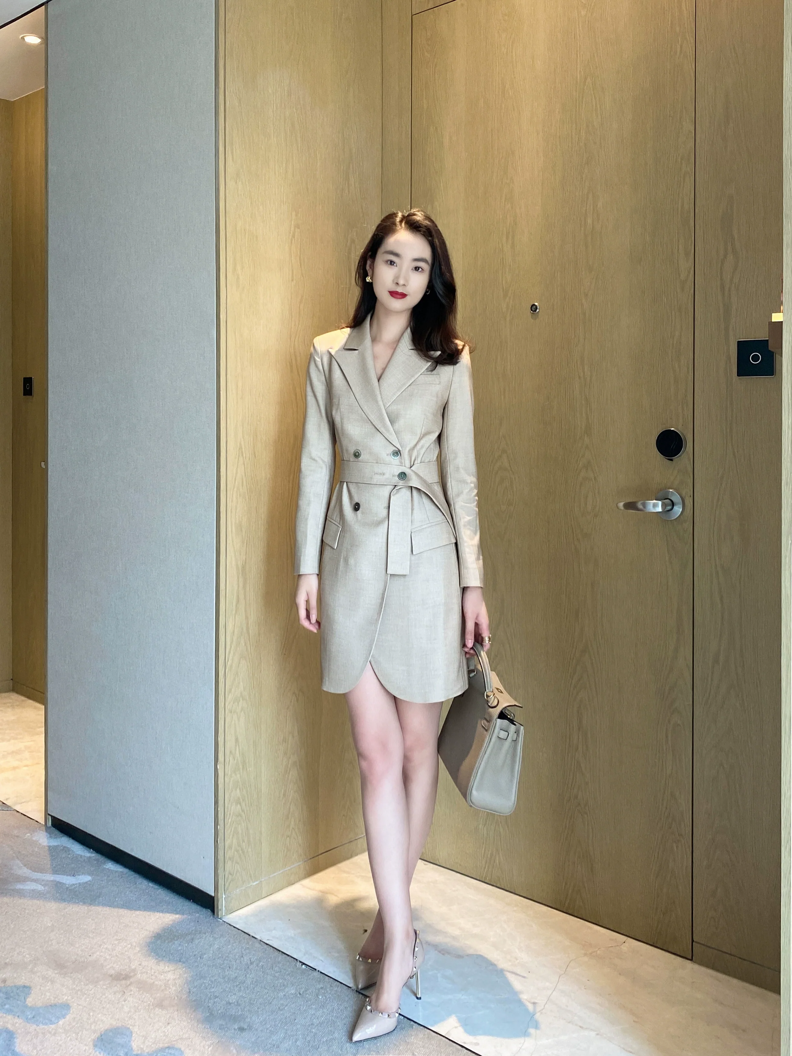 Light Brown Summer Suit with Fitted Skirt and Brace - Image 6