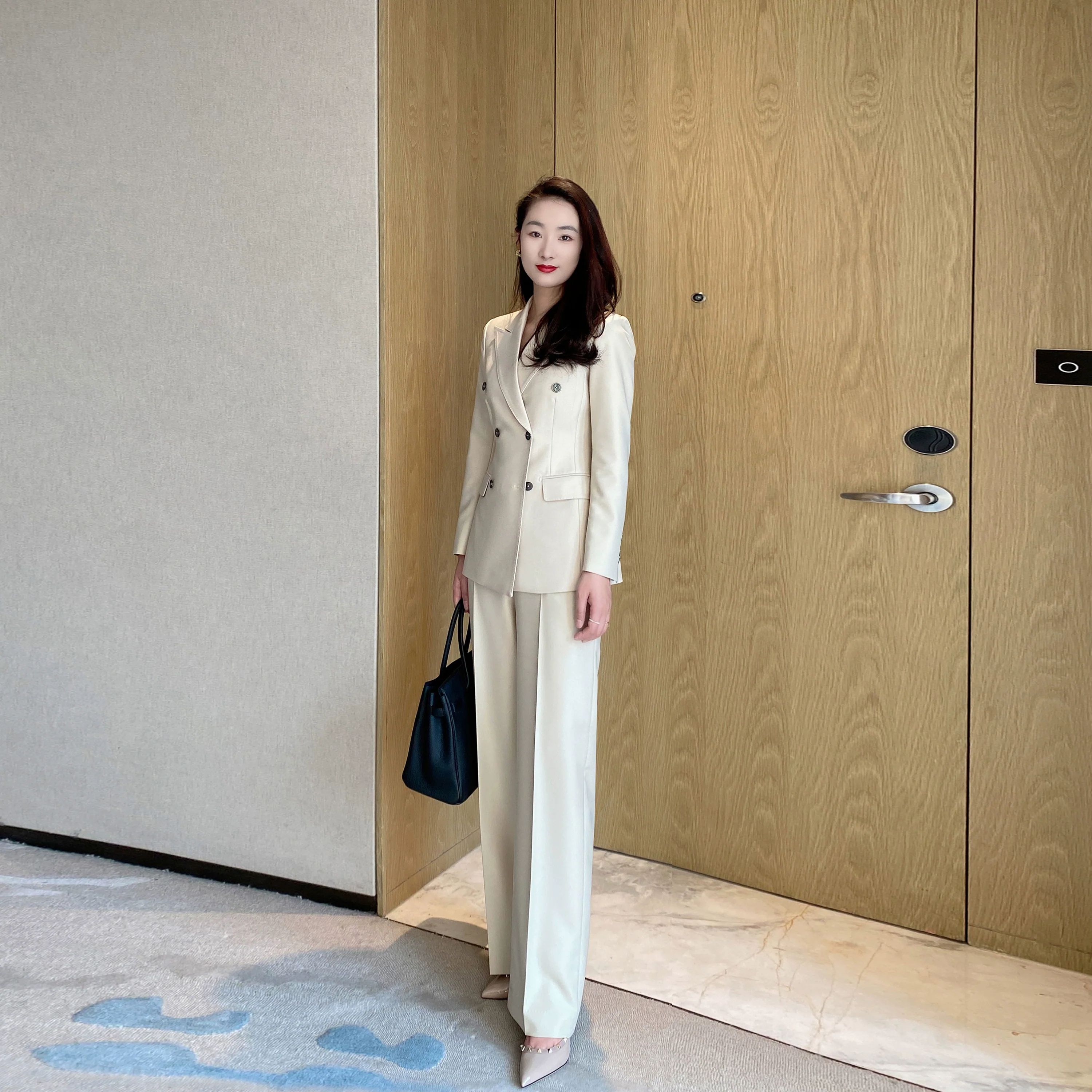 Off-White Classic Autumn Suit Set for Office – Loose Straight Fit - Image 4
