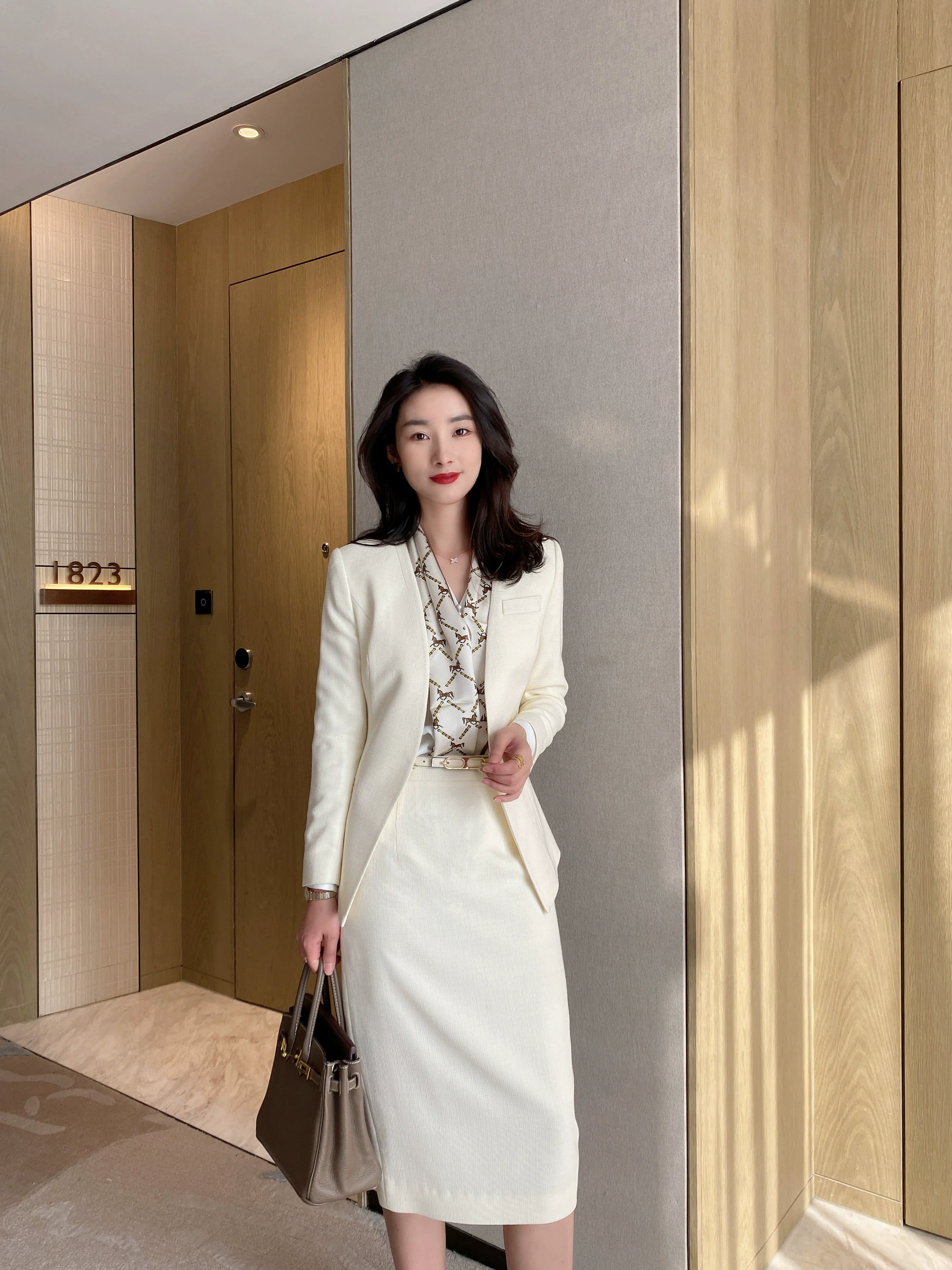 Off-White Elegant Fitted Jacket with Matching Skirt Chanel Style - Image 2