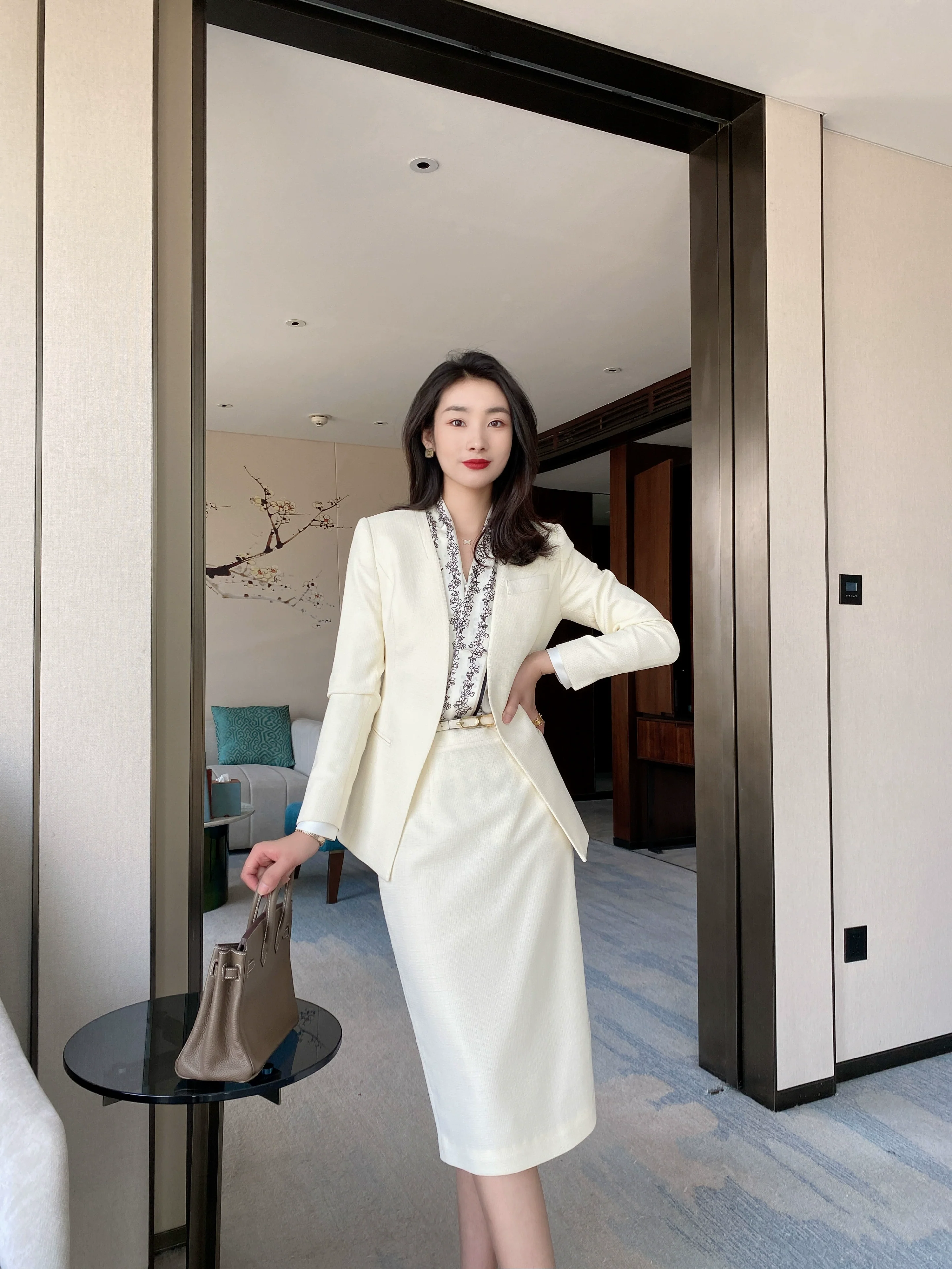 Off-White Elegant Fitted Jacket with Matching Skirt Chanel Style - Image 3