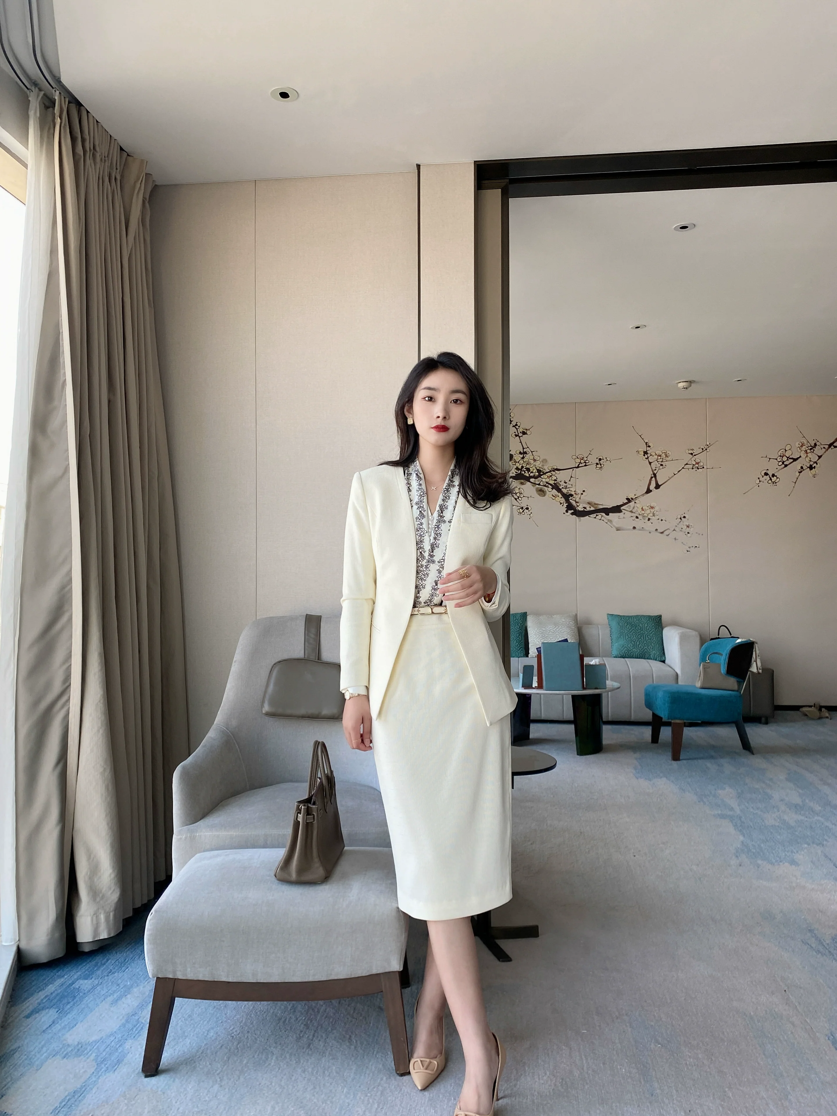 Off-White Elegant Fitted Jacket with Matching Skirt Chanel Style - Image 5