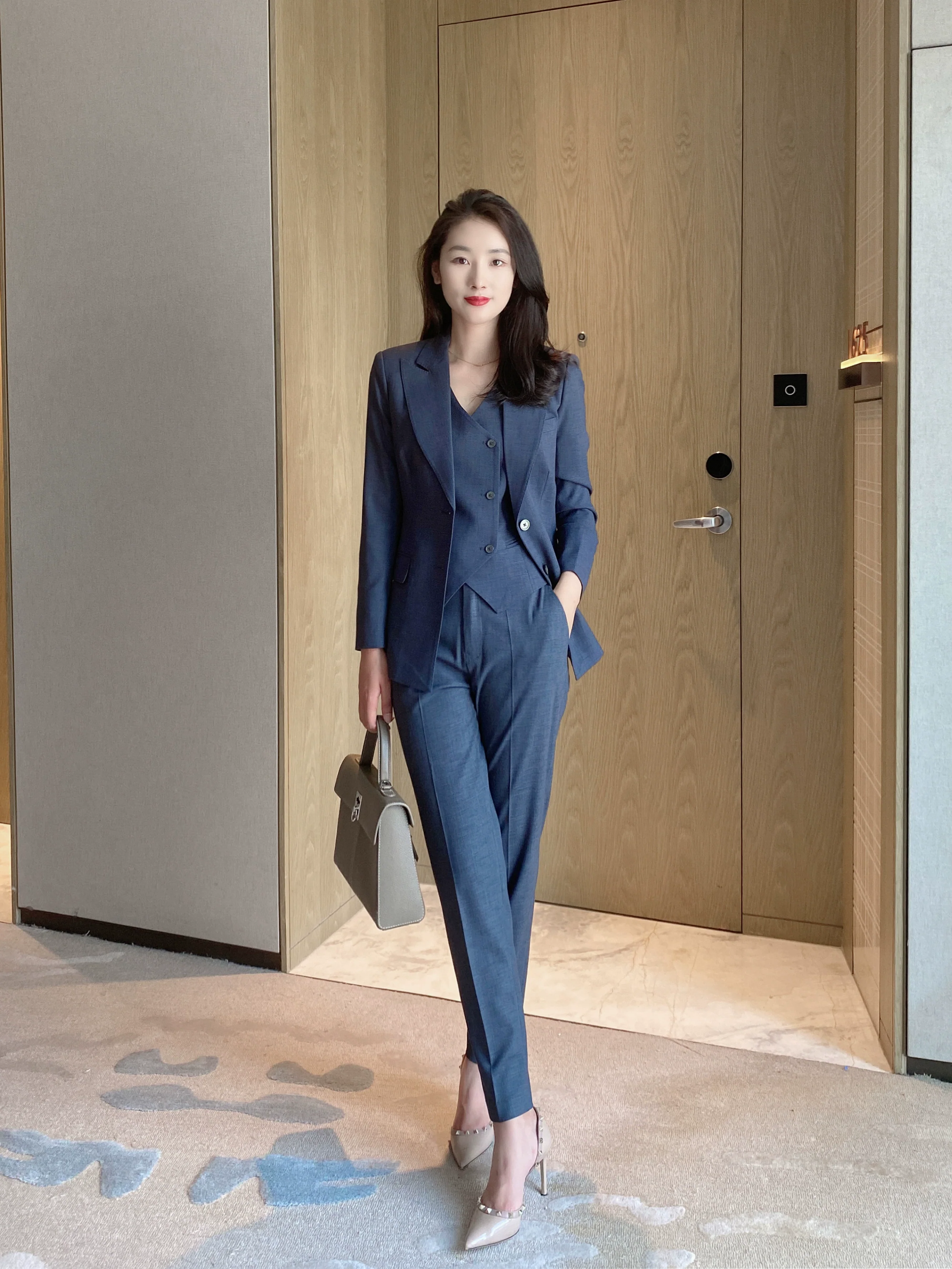Premium Elite Three-Piece Business Suit with Vest and Trousers - Image 5
