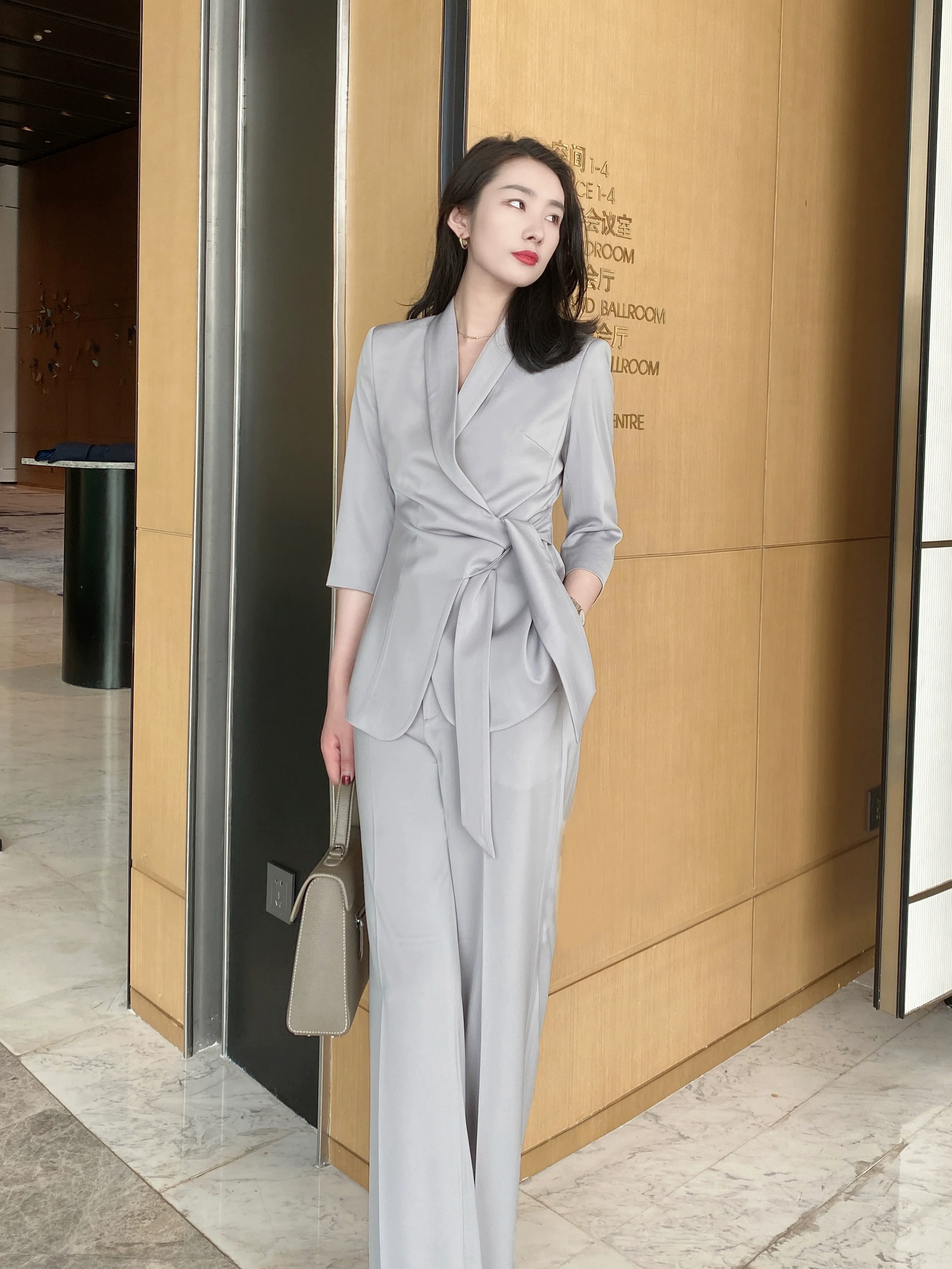 Summer Soft Fitted Suit with Brace and Loose Straight Trousers - Image 2