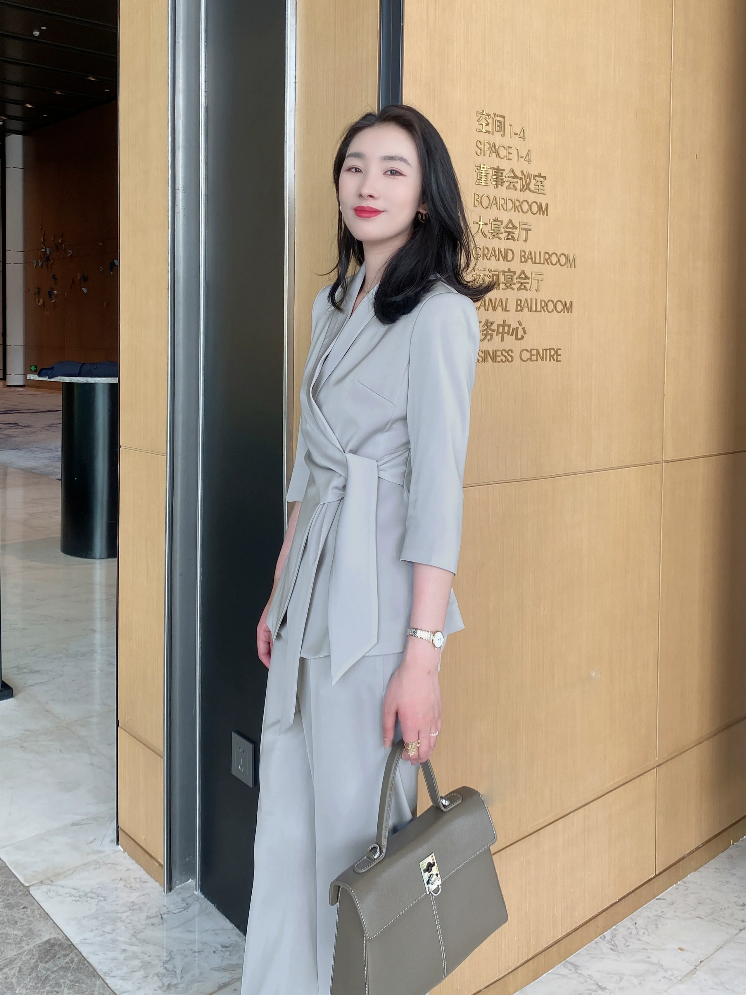 Summer Soft Fitted Suit with Brace and Loose Straight Trousers - Image 3