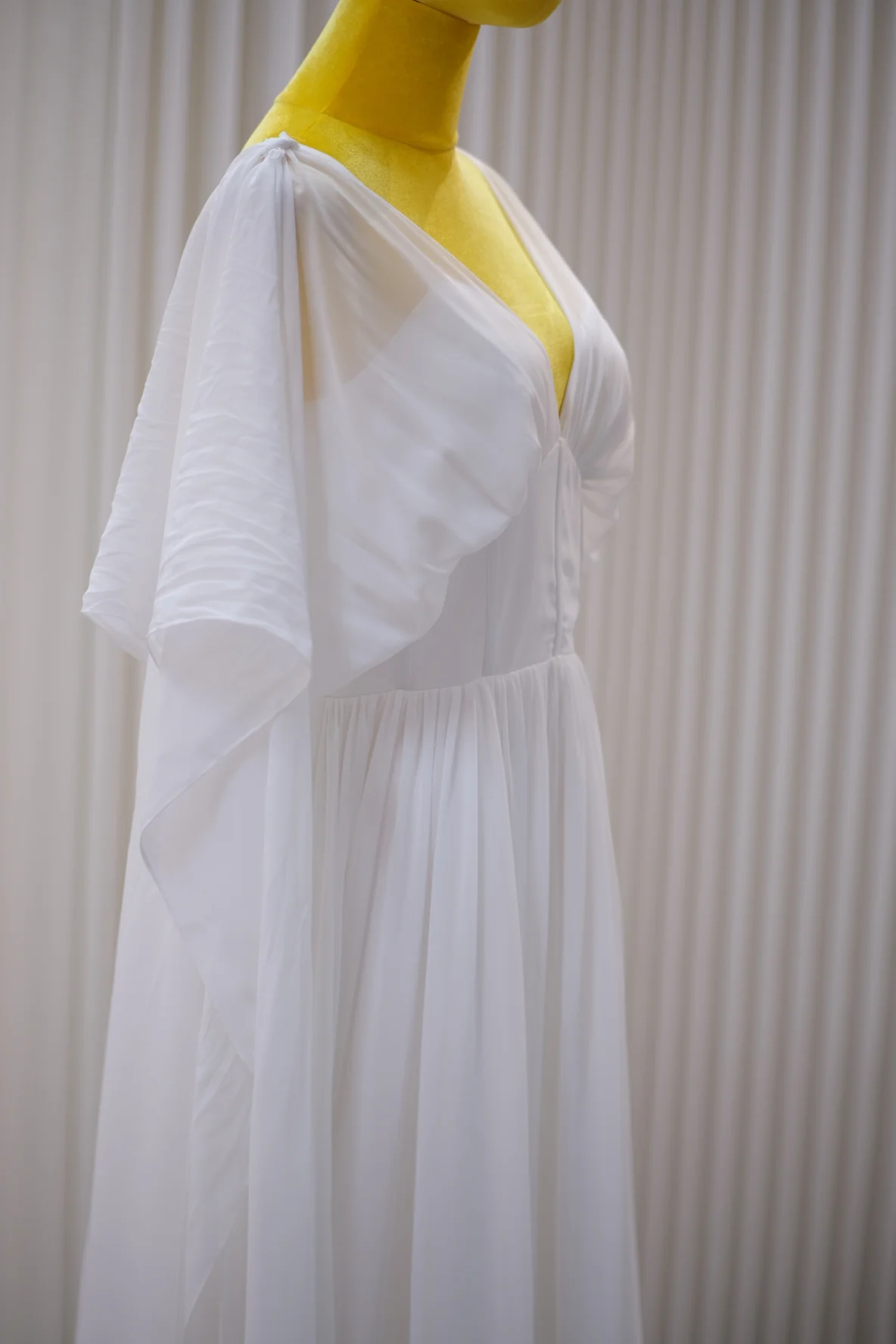 Premium Plain Pleated Size M Wedding Gown | Ready-to-Wear - Image 3