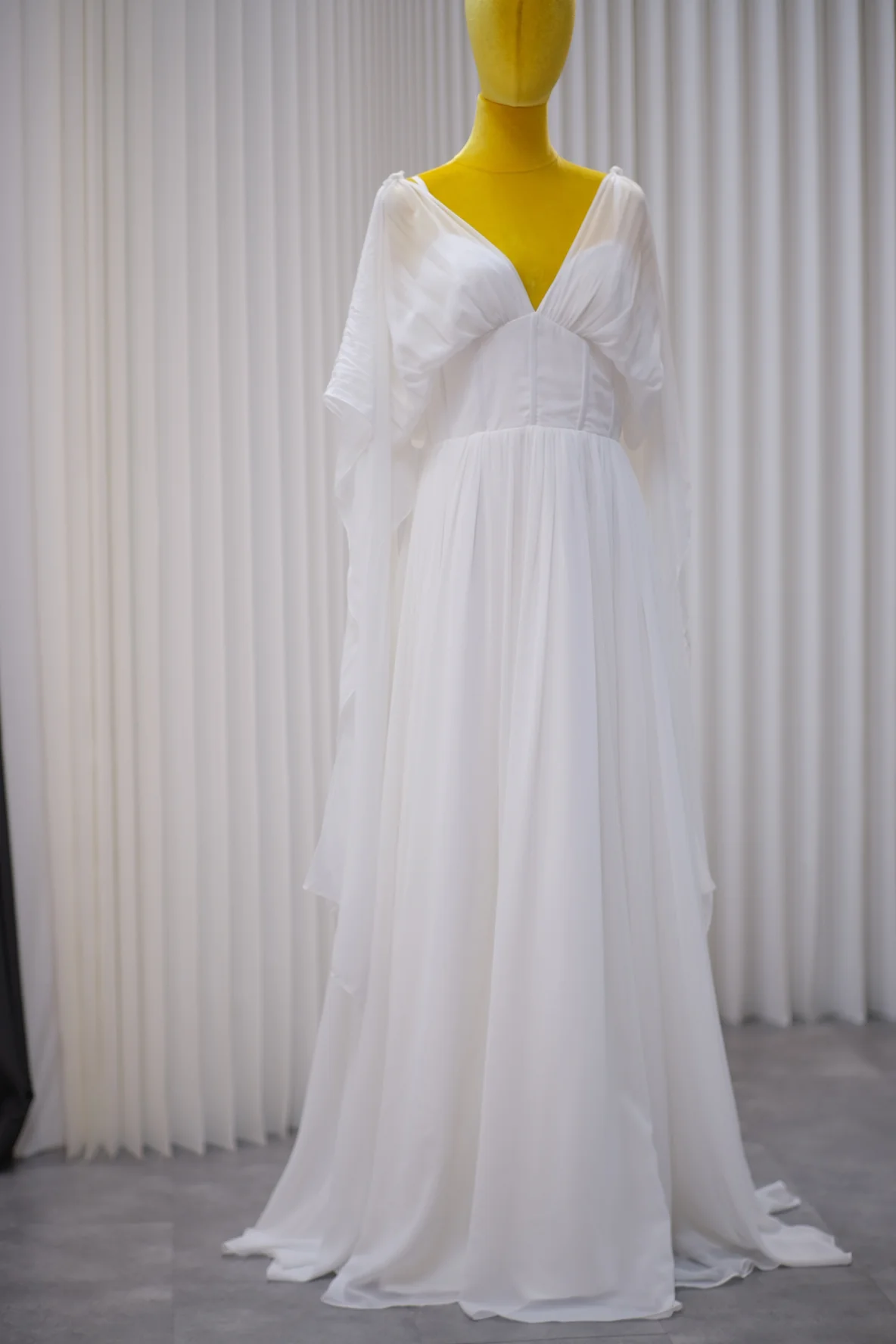 Premium Plain Pleated Size M Wedding Gown | Ready-to-Wear - Image 4