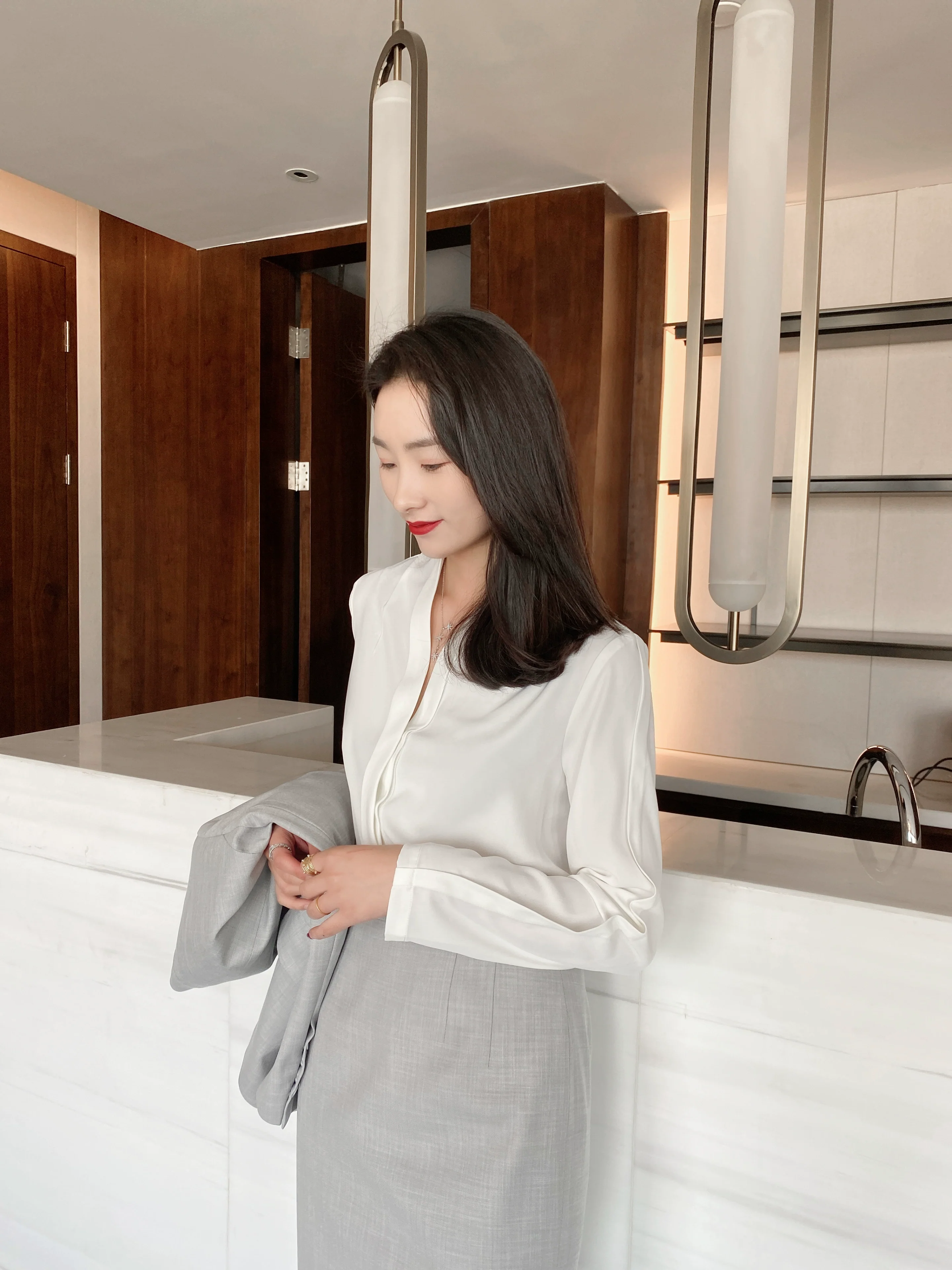 Women's Spring White V-Neck Loose Fit Casual Shirt Style - Image 2