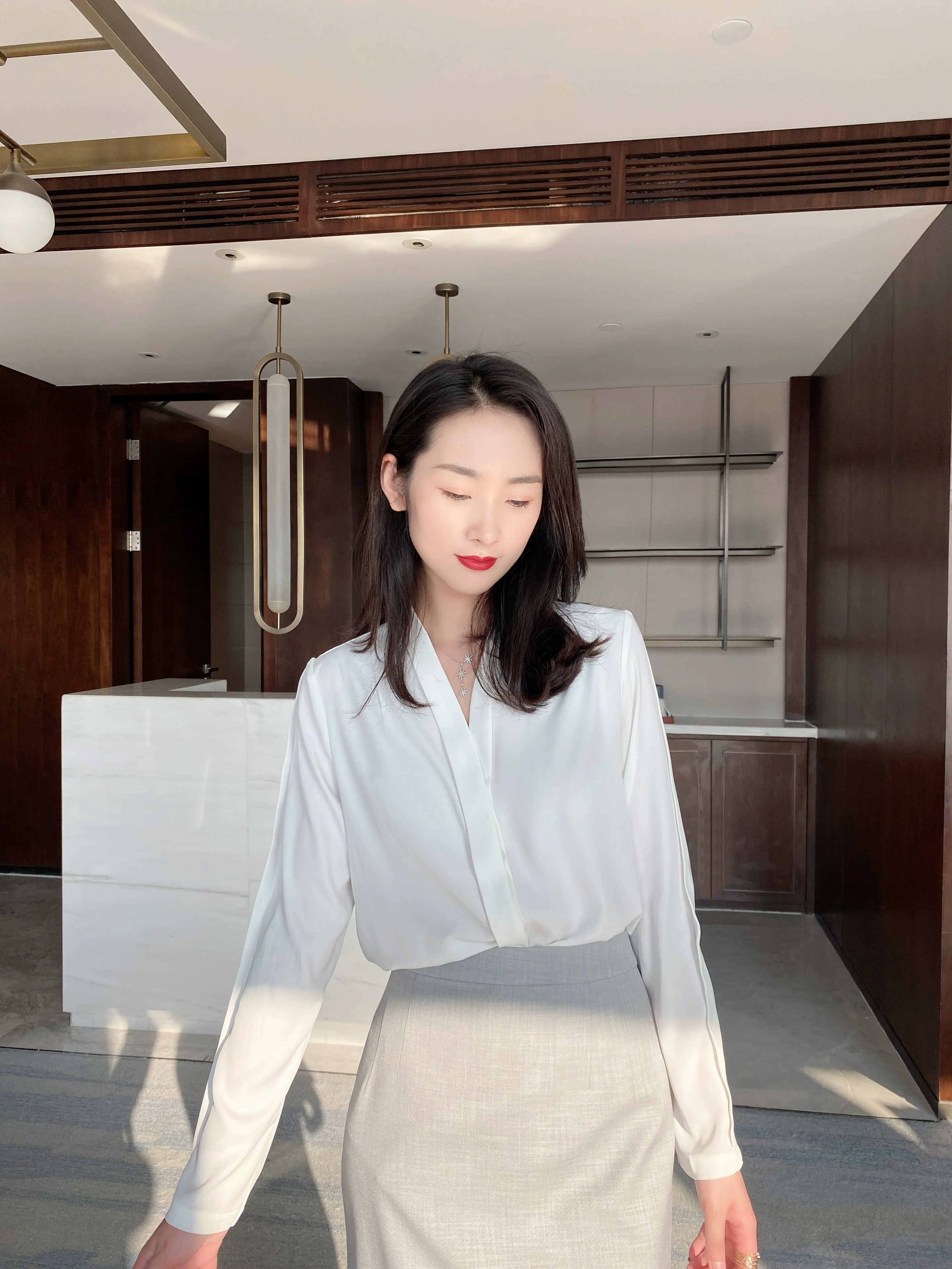 Women's Spring White V-Neck Loose Fit Casual Shirt Style - Image 3